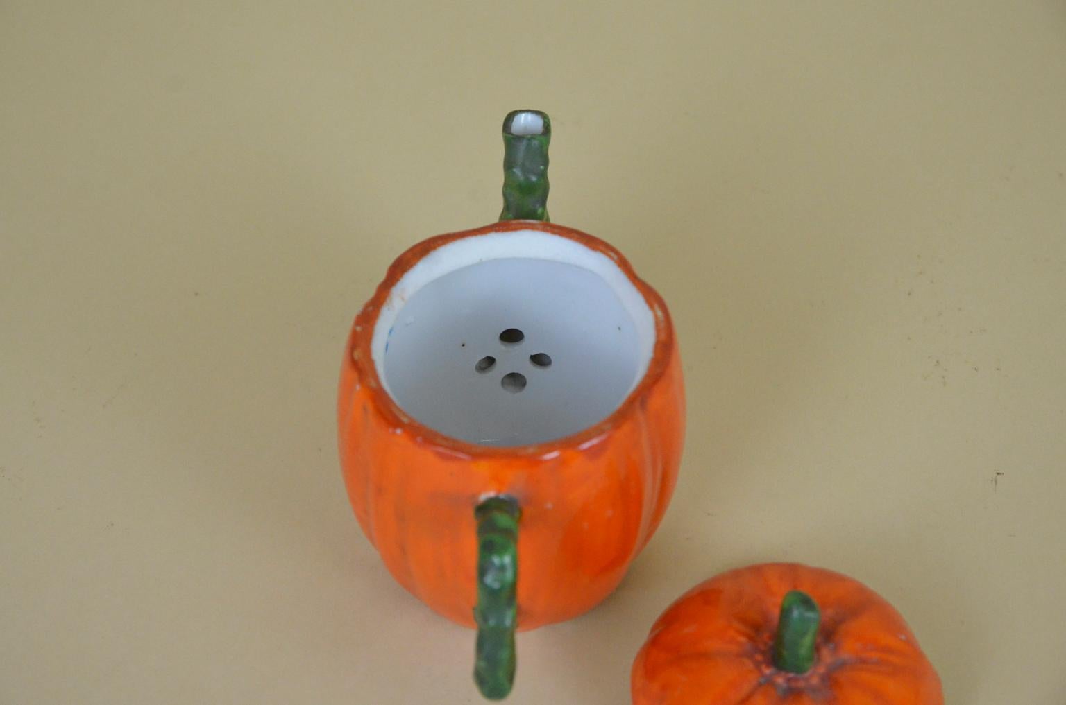 1900s Edwardian Porcelain Pumpkin Shaped Teapot Made in England For Sale 1