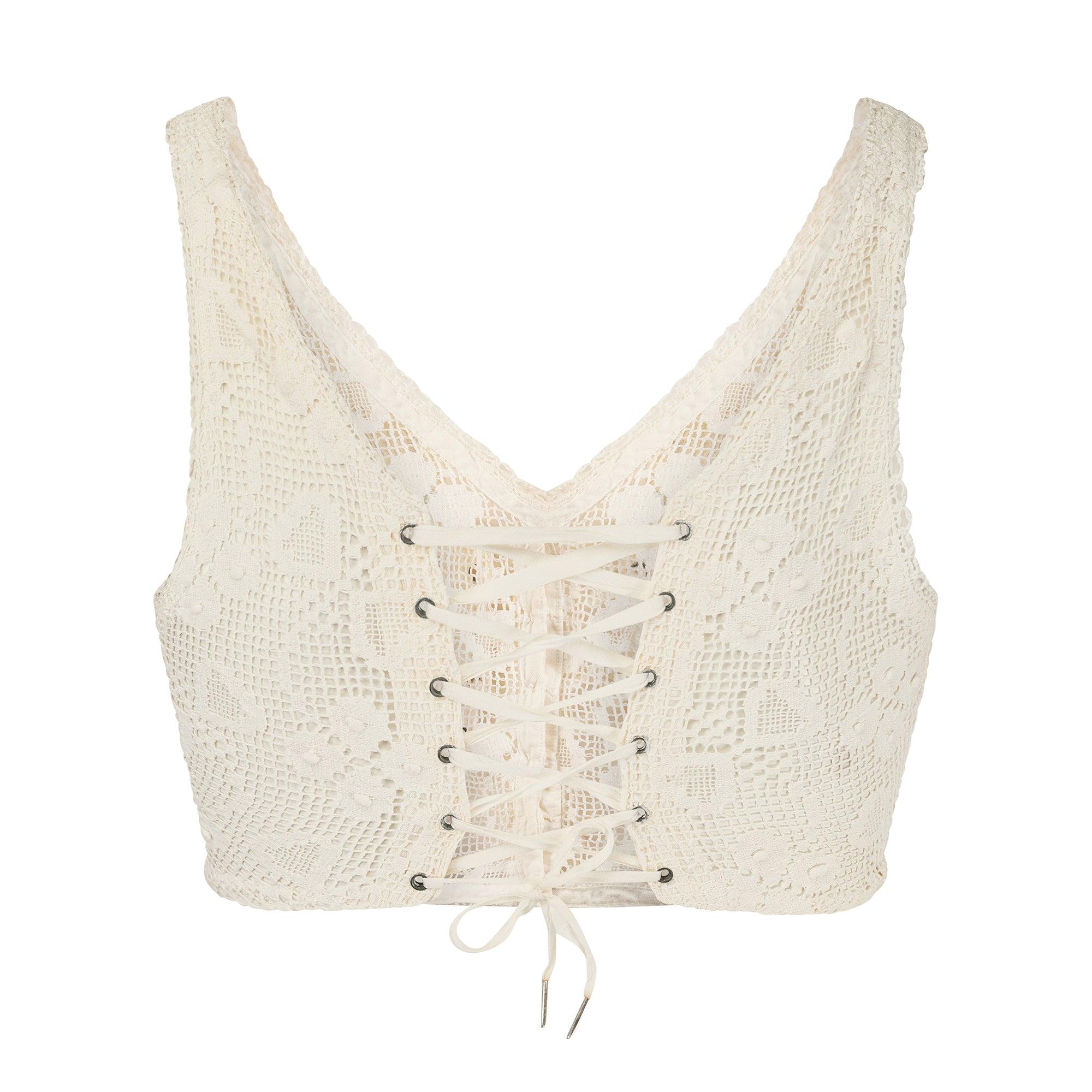 Ce véritable couvre-corset édouardien vintage est en très bon état et date d'environ 1910. Étonnamment contemporaine, elle est confectionnée en crochet blanc fait à la main et ornée d'une composition florale en vrac placée de façon experte. Il est