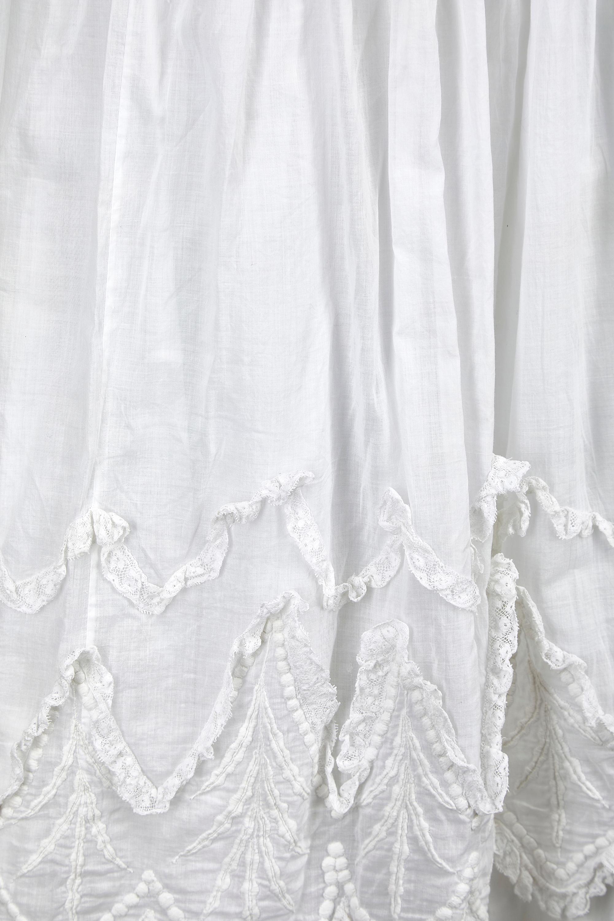 1900s Edwardian White Tiered Cotton and Lace Maxi Skirt In Excellent Condition For Sale In London, GB