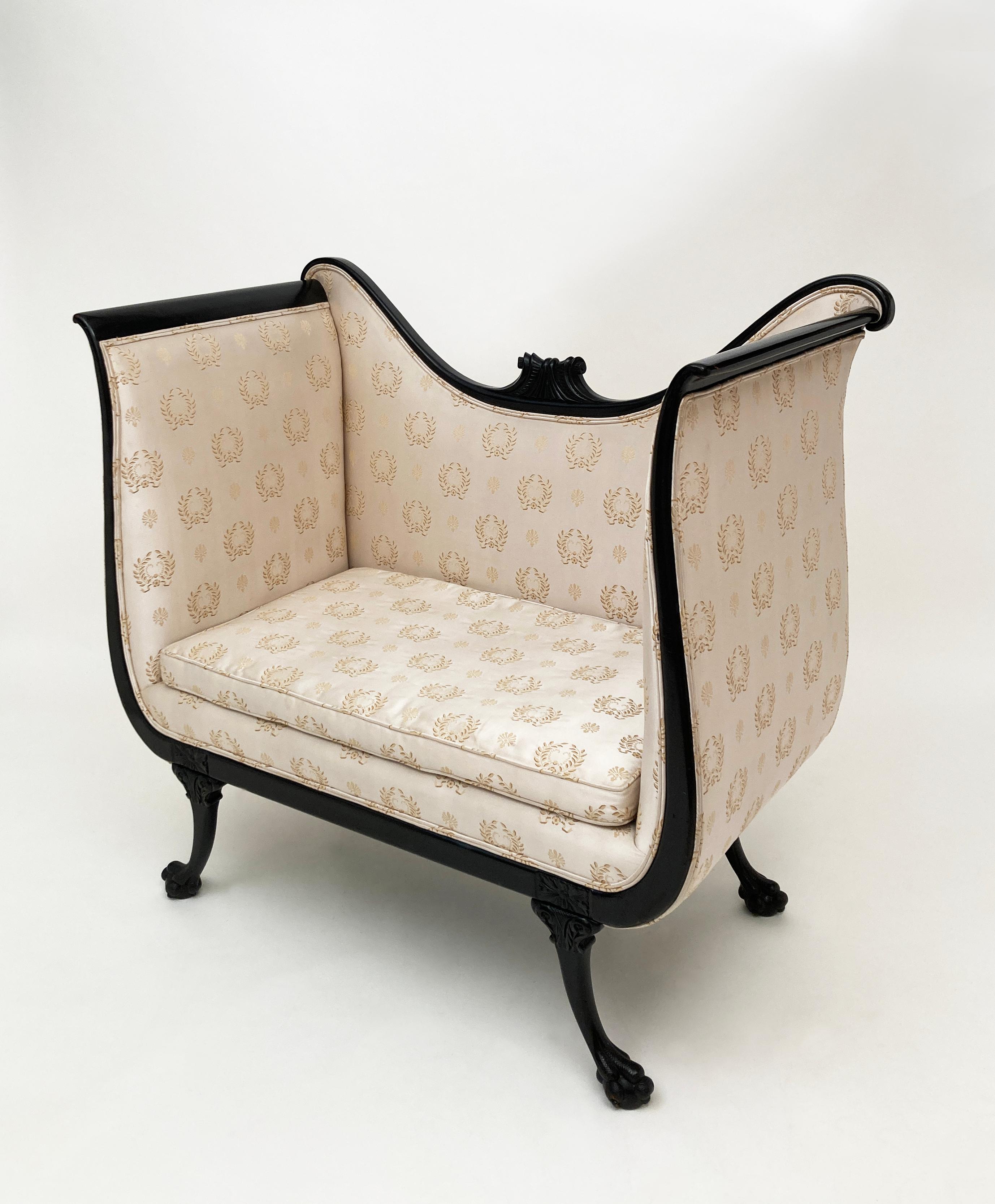 Questo divano dei primi del '900 è un modello unico in stile Eleg, dalle linee semplici ed eleganti con volute e piedi ad artiglio intricatamente intagliati. Questo pezzo è realizzato in un bellissimo tessuto di seta color avorio e marrone su una