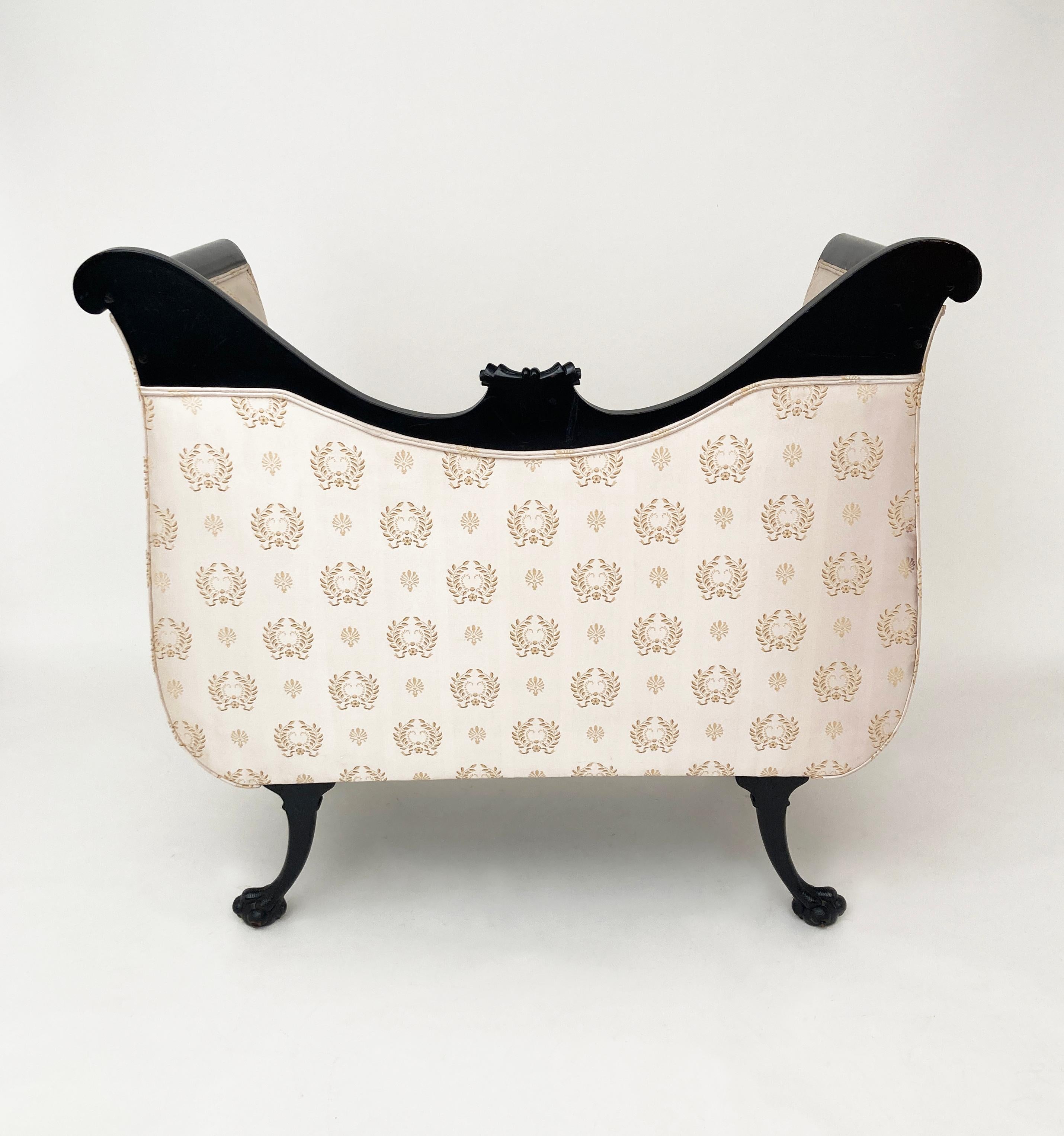 Sconosciuto Divano imbottito in seta/satin del 1900 Empire Ivory Tan in vendita
