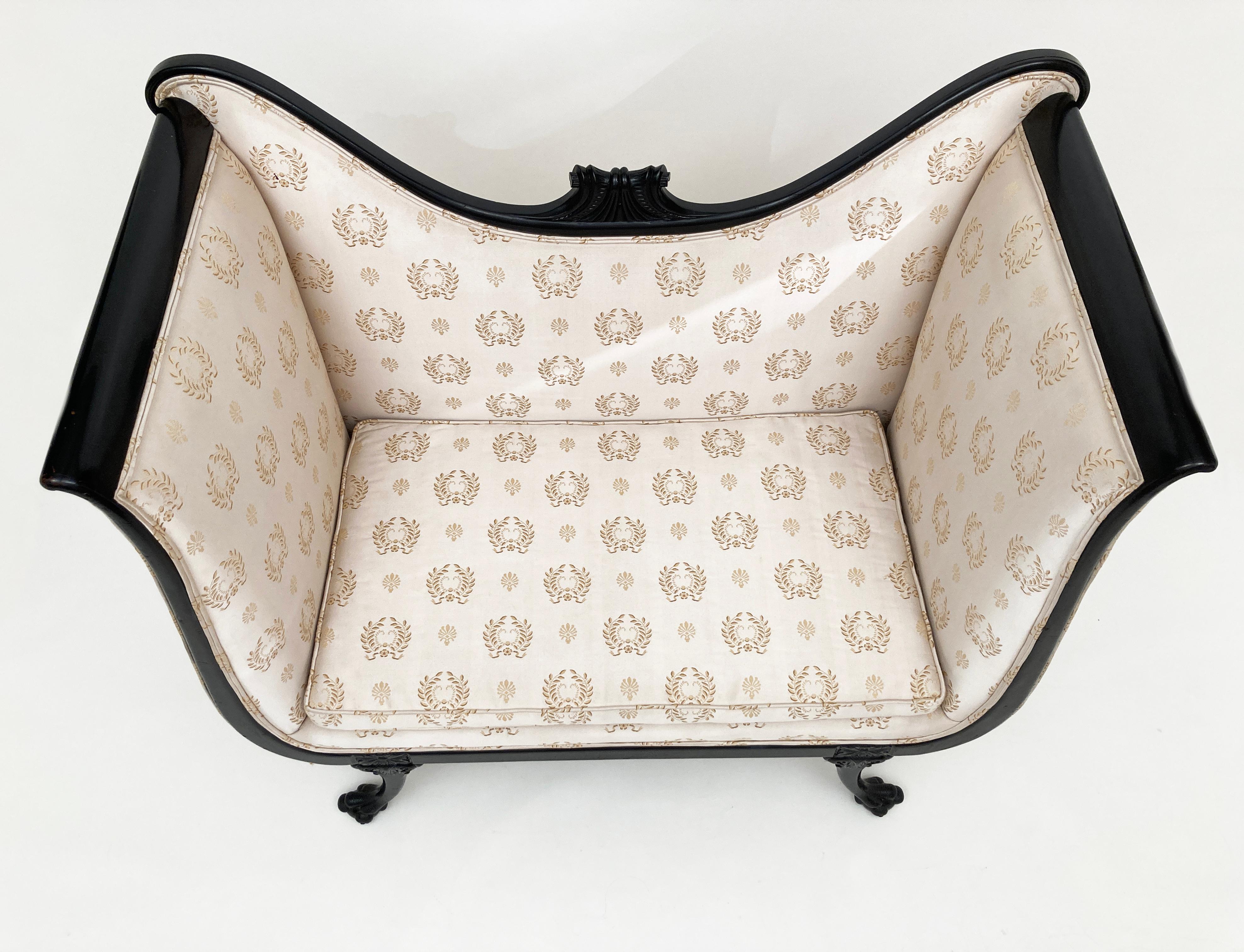 Divano imbottito in seta/satin del 1900 Empire Ivory Tan In condizioni buone in vendita a Louisville, KY