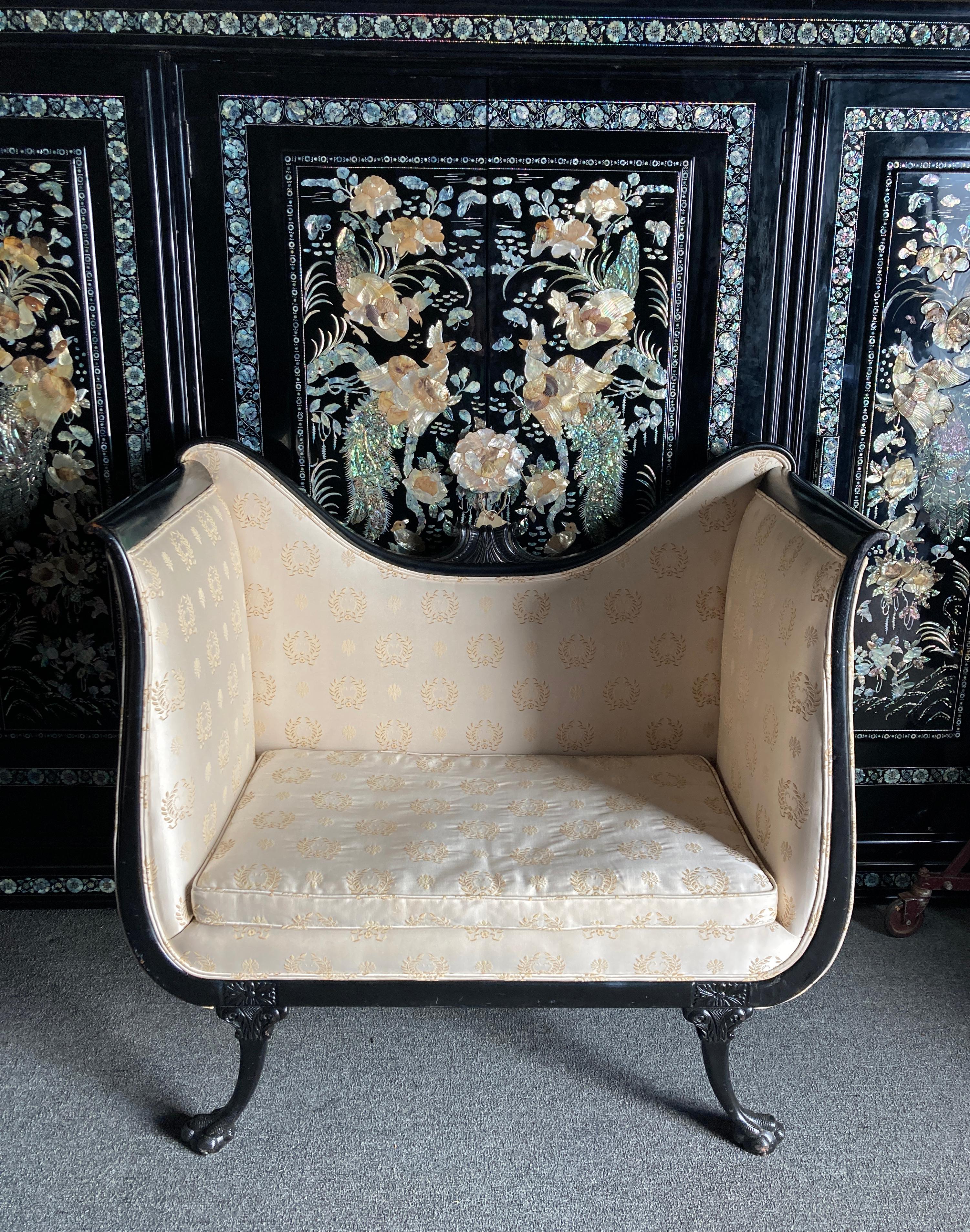 Tappezzeria Divano imbottito in seta/satin del 1900 Empire Ivory Tan in vendita