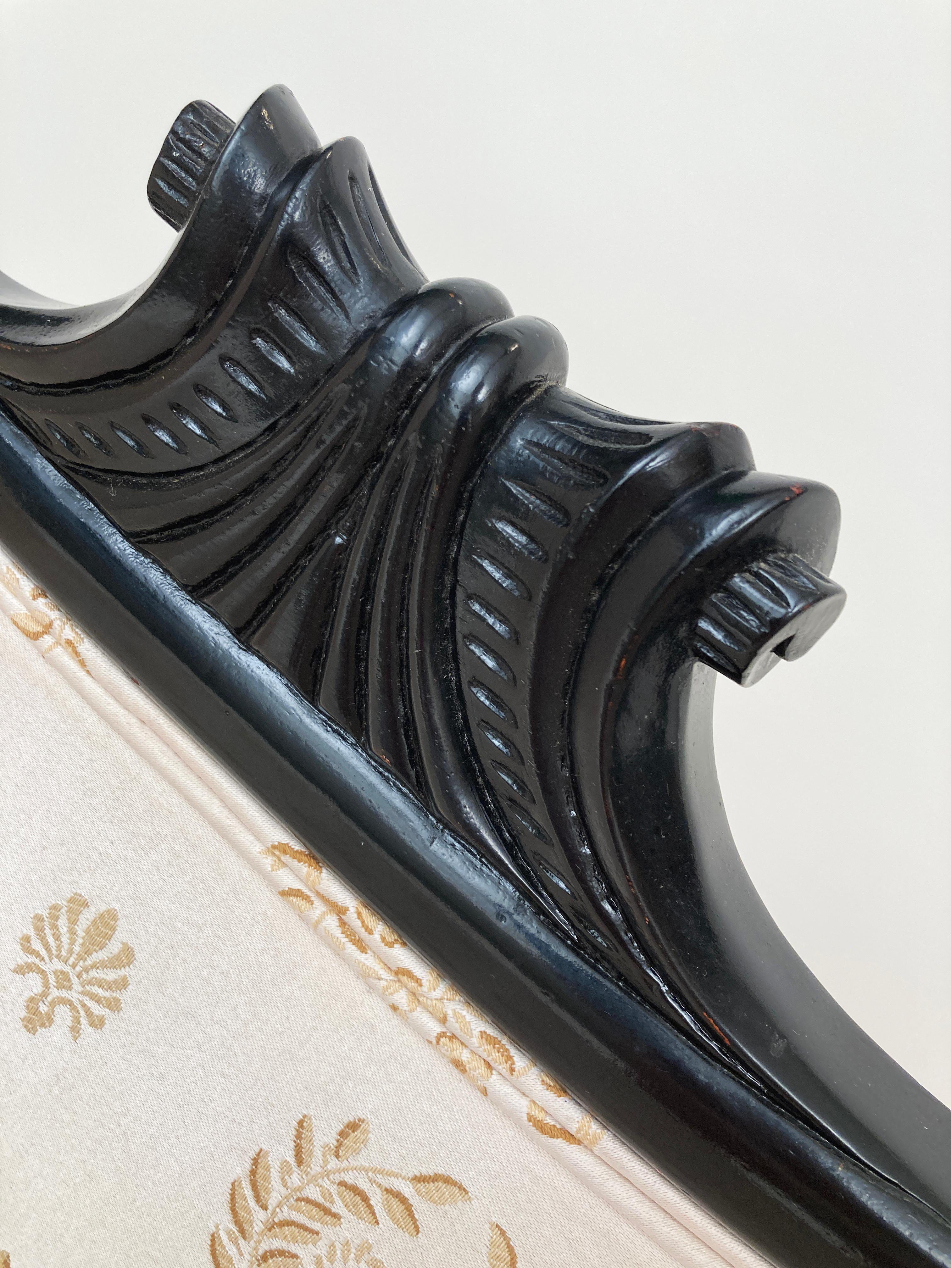 Divano imbottito in seta/satin del 1900 Empire Ivory Tan in vendita 1