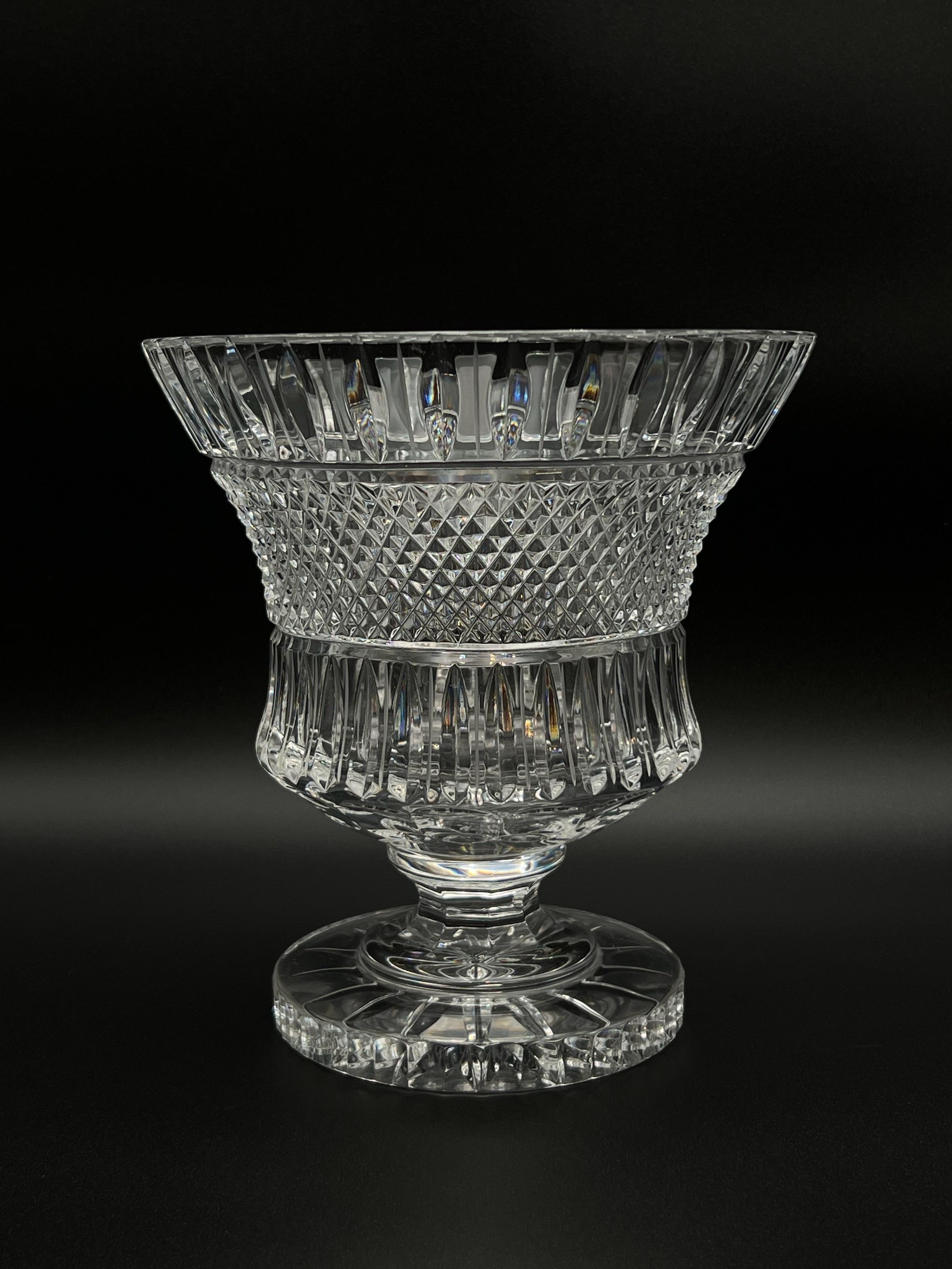 Vaso di cristallo stile impero del 1900

Questo straordinario vaso in stile Impero Classico, risalente alla metà del XX secolo circa, mostra un'eccezionale maestria in cristallo di alta qualità. Il design a forma di urna è impreziosito da un motivo