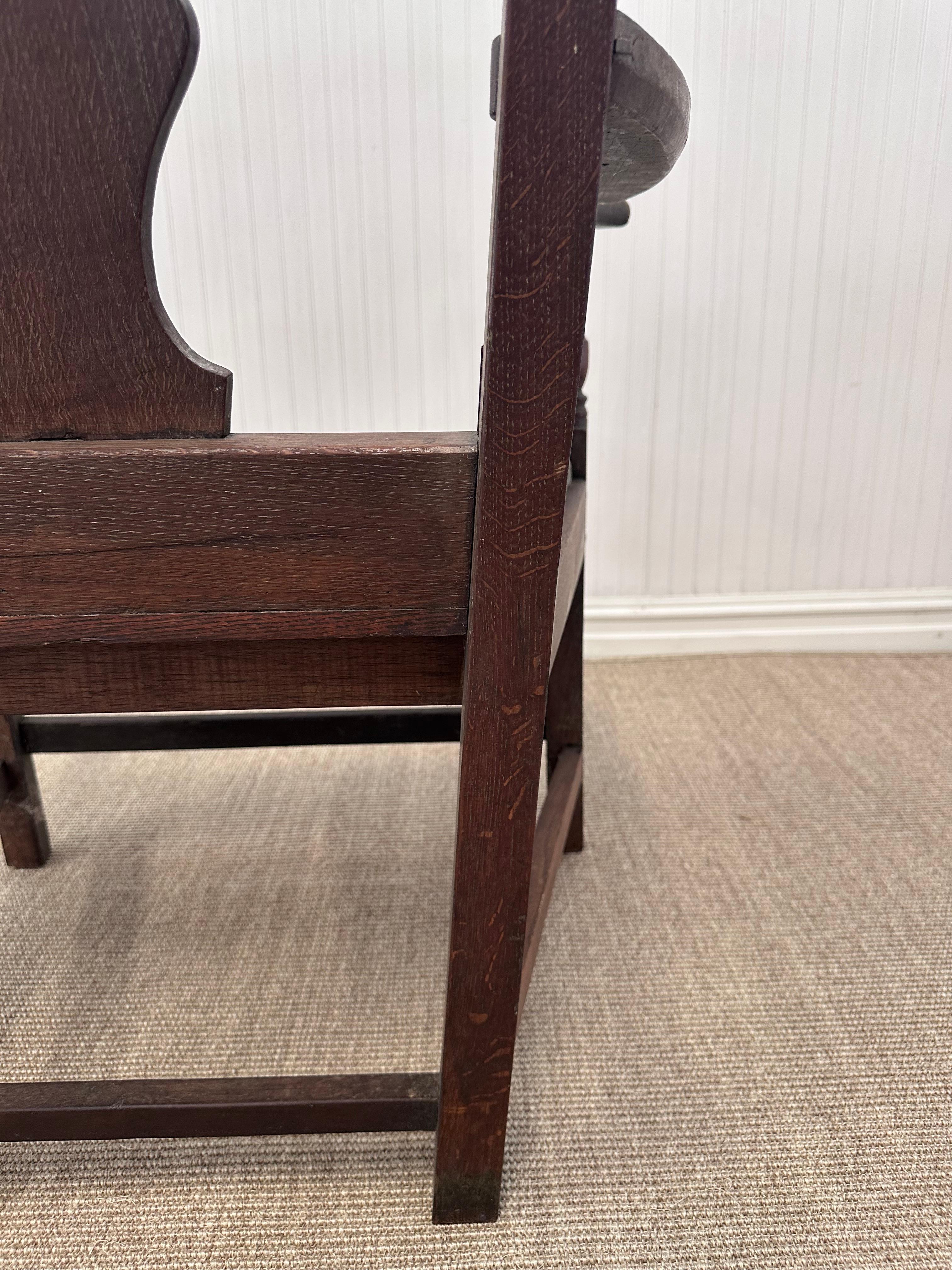 Se trata de un sillón clásico inglés de estilo Chippendale, caracterizado por sus líneas refinadas y su artesanía tradicional. La silla está fabricada en roble teñido de oscuro, con una rica pátina envejecida.

Las características principales