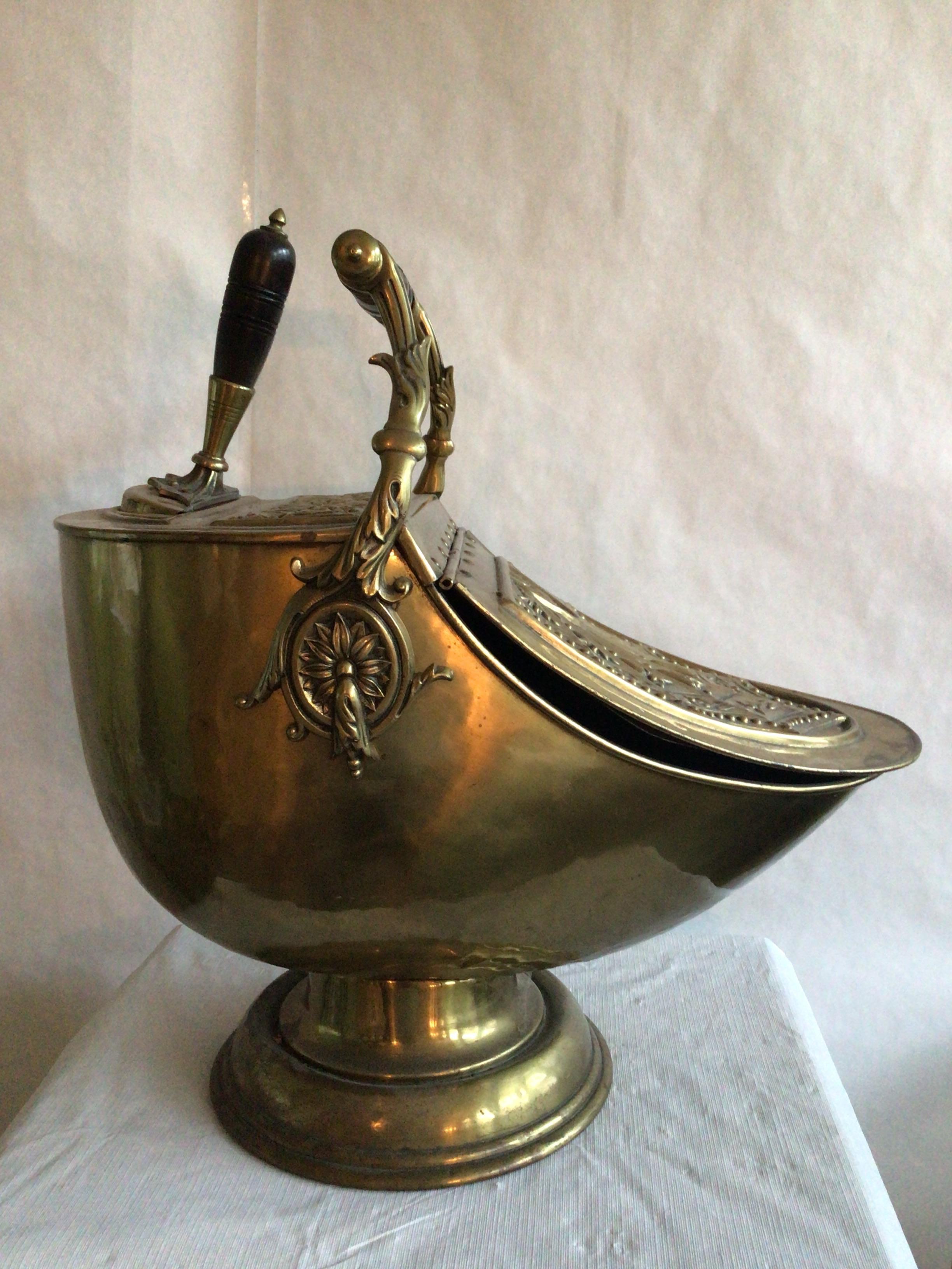 Inizio XX secolo Navetta per carbone inglese del 1900 in ottone con pala in vendita