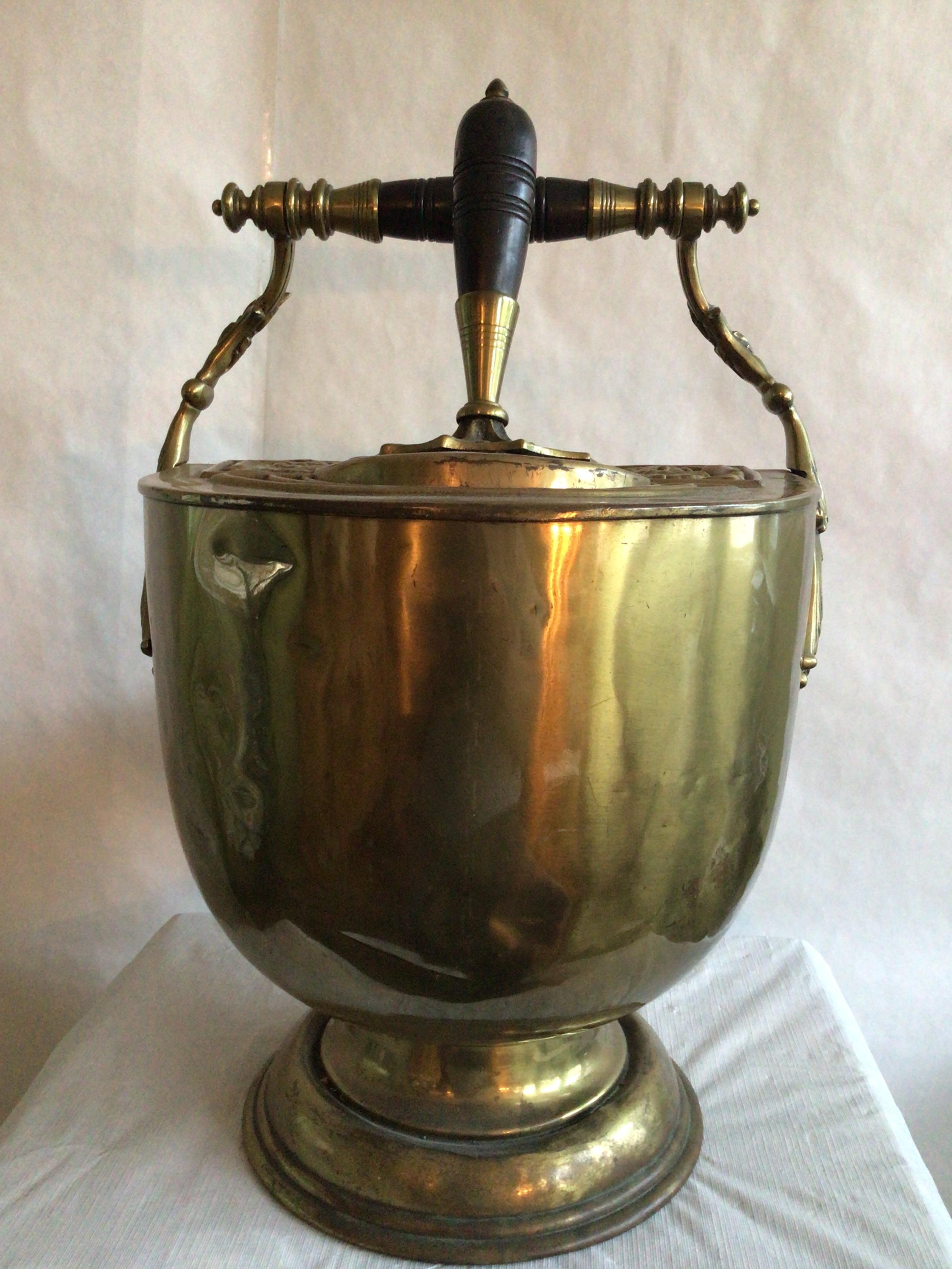 Ottone Navetta per carbone inglese del 1900 in ottone con pala in vendita