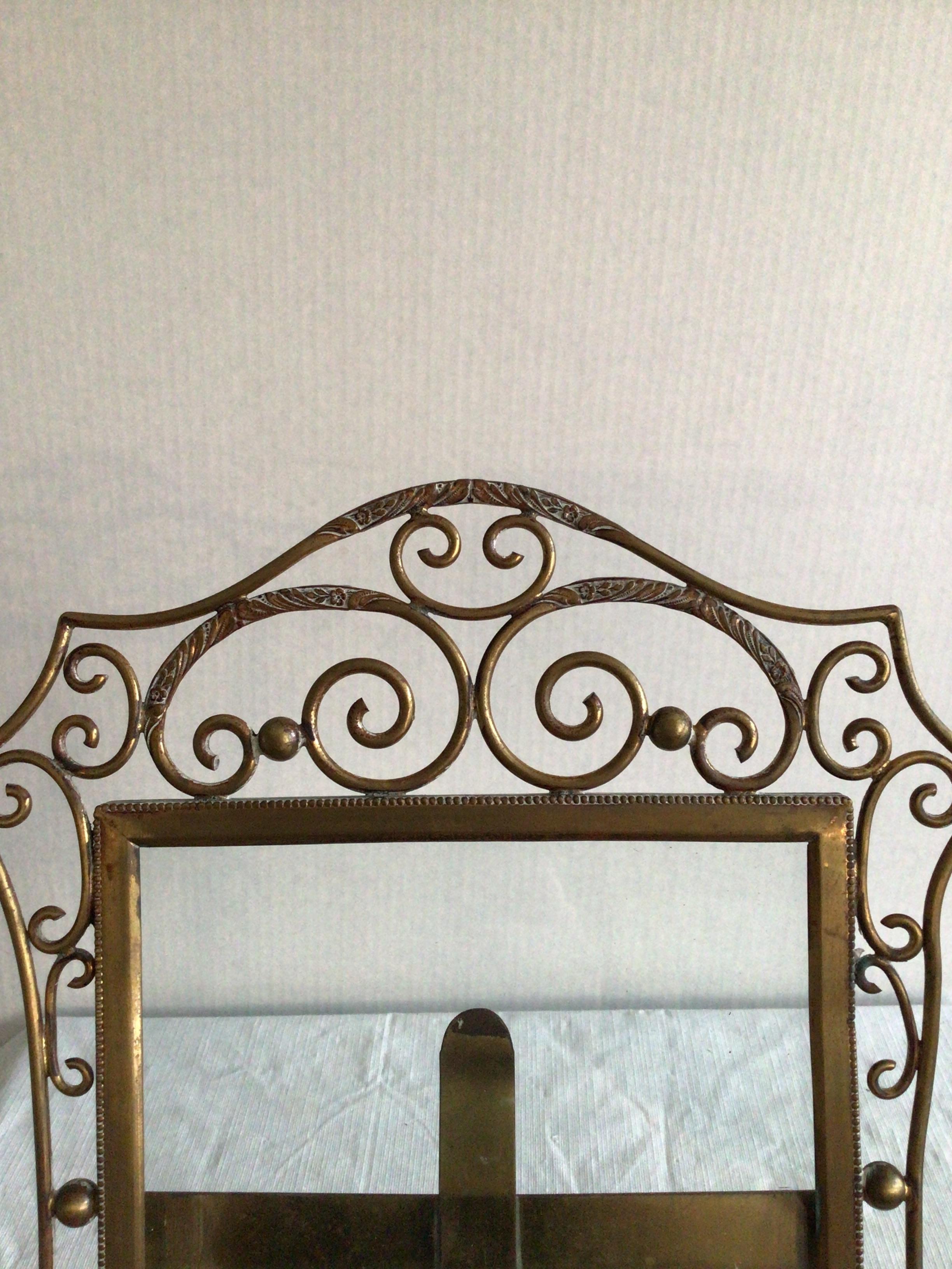 1900s English Brass Scrolled Picture Frame With Ornate Embellishments In Good Condition For Sale In Tarrytown, NY
