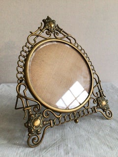 1900's English Scrolled Brass Circular Picture Frame mit Medaillon Akzente