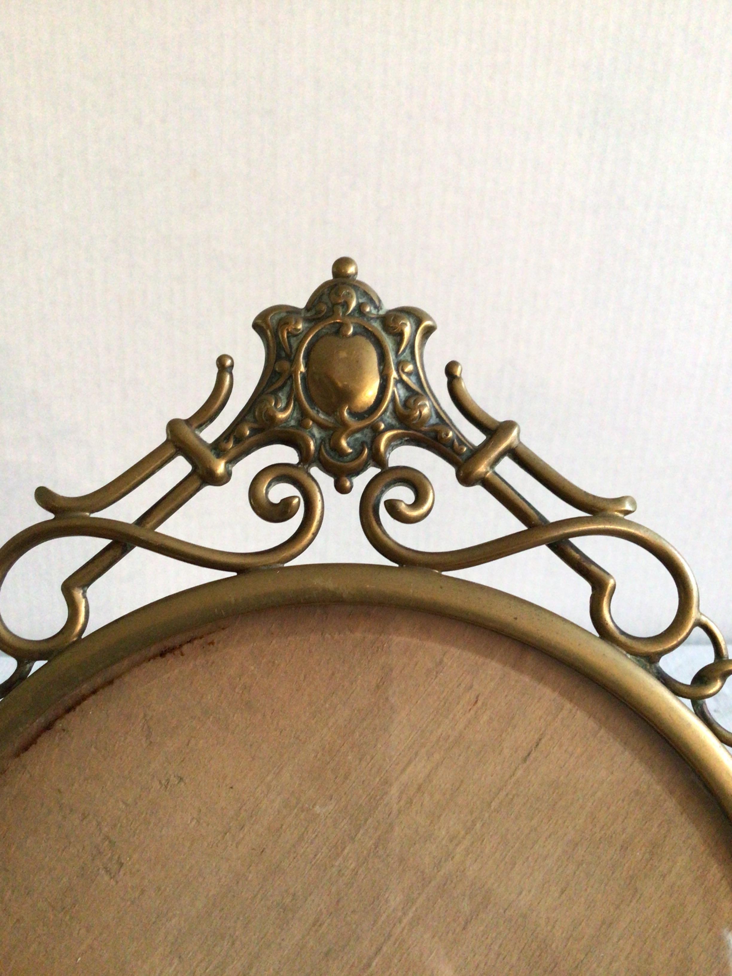 1900's English Scrolled Brass Circular Picture Frame with Medallion Accents In Good Condition For Sale In Tarrytown, NY