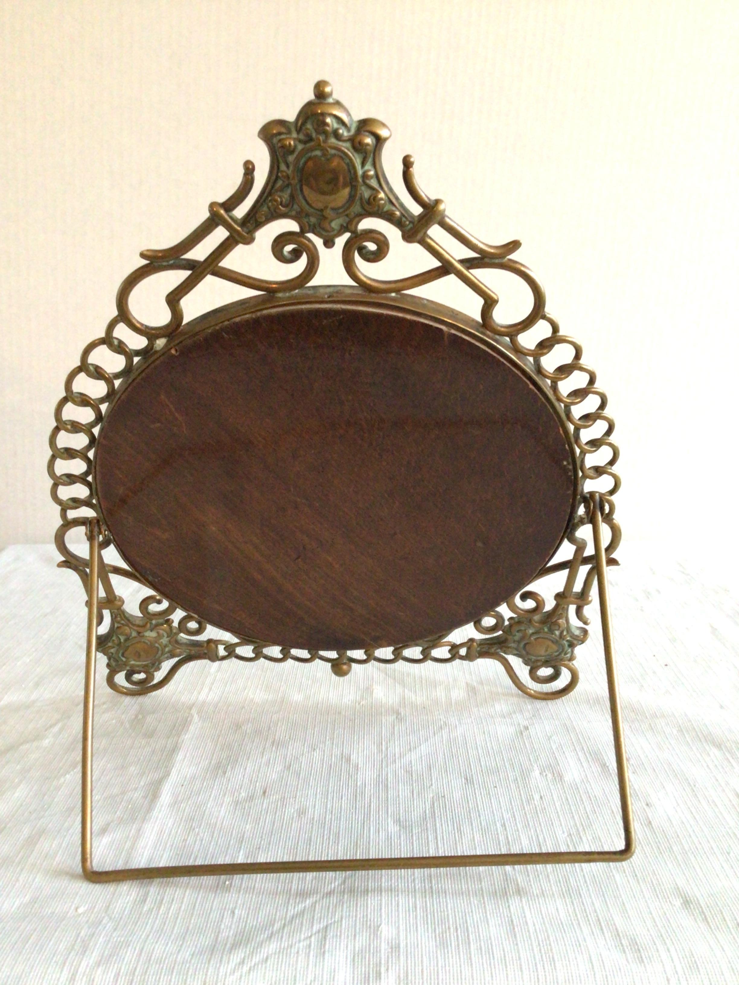 1900's English Scrolled Brass Circular Picture Frame with Medallion Accents For Sale 3