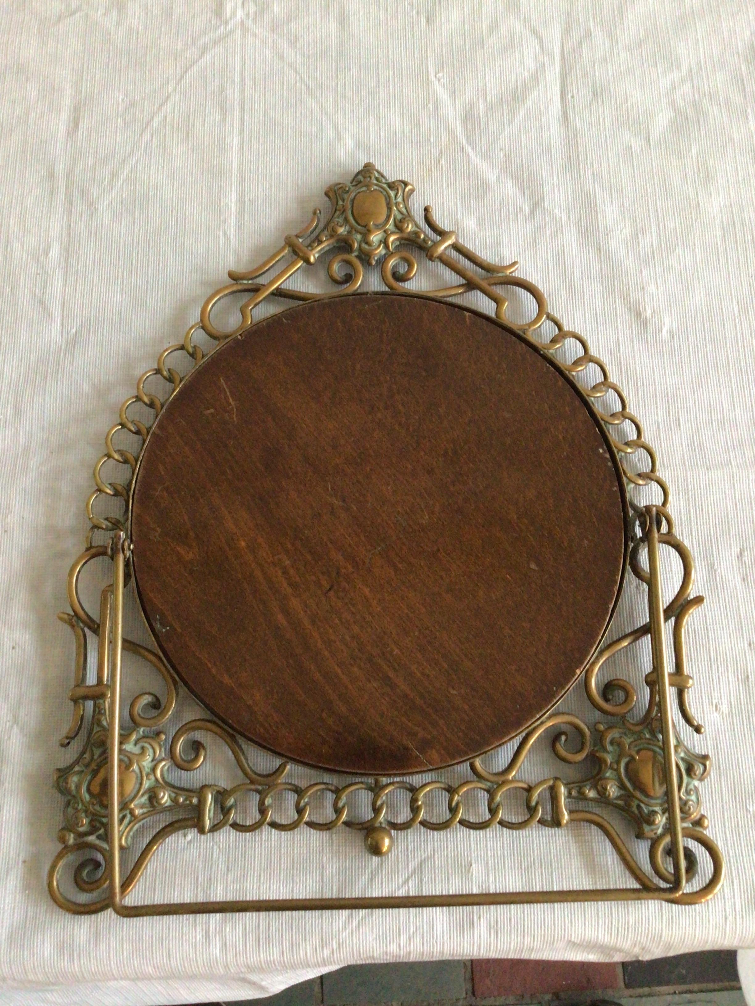 1900's English Scrolled Brass Circular Picture Frame with Medallion Accents For Sale 4