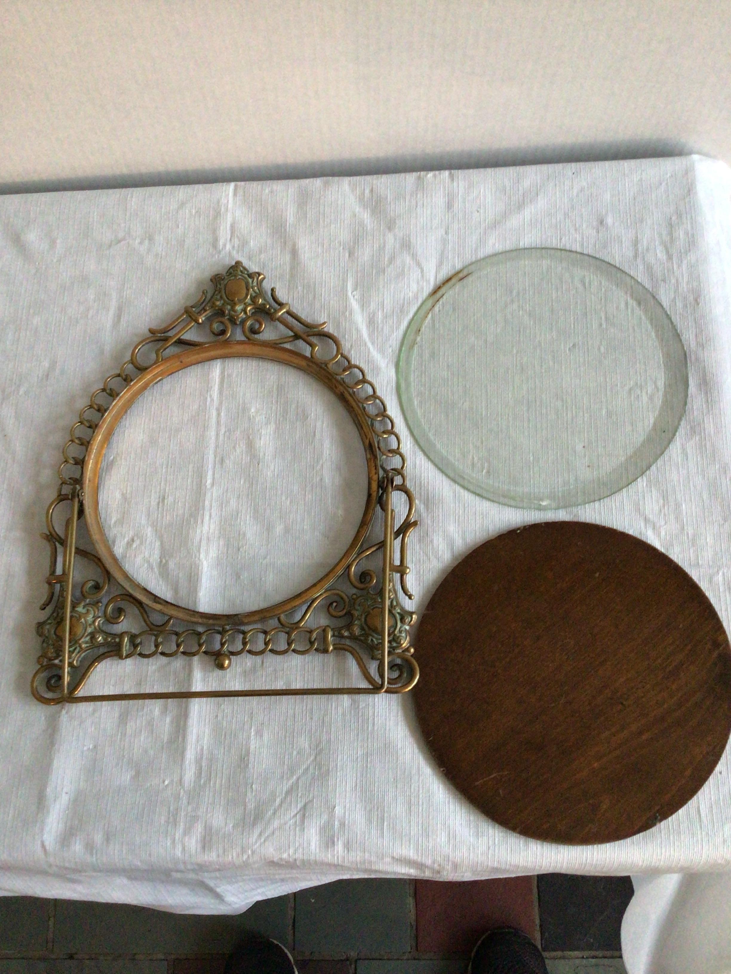 1900's English Scrolled Brass Circular Picture Frame with Medallion Accents For Sale 5