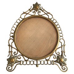 1900's English Scrolled Brass Circular Picture Frame mit Medaillon Akzente