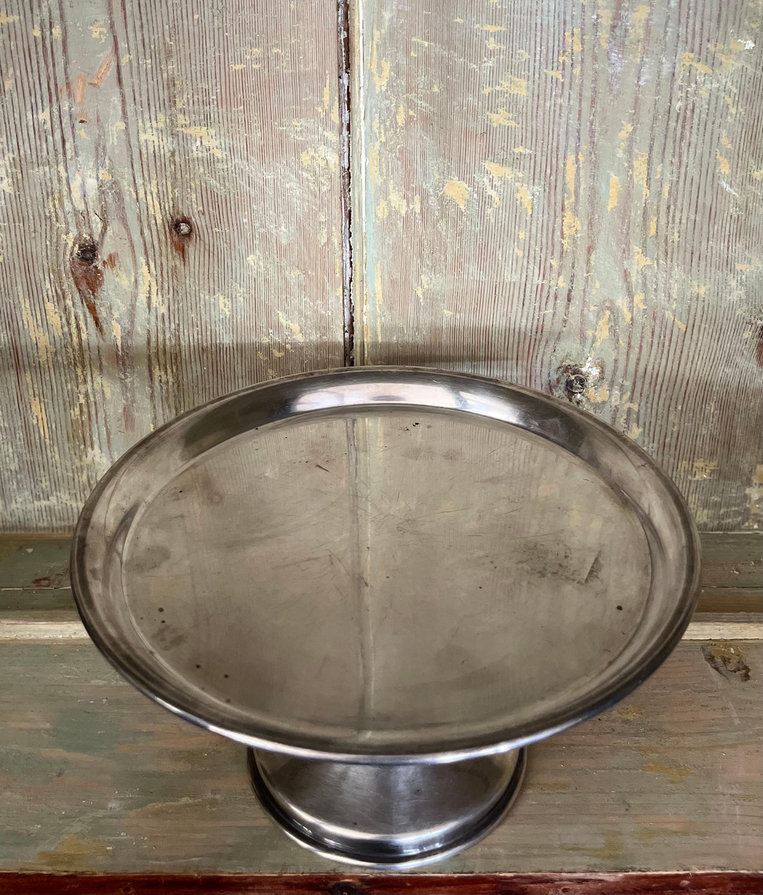 1900s English Silverplate Cake Stand In Good Condition For Sale In Los Angeles, CA