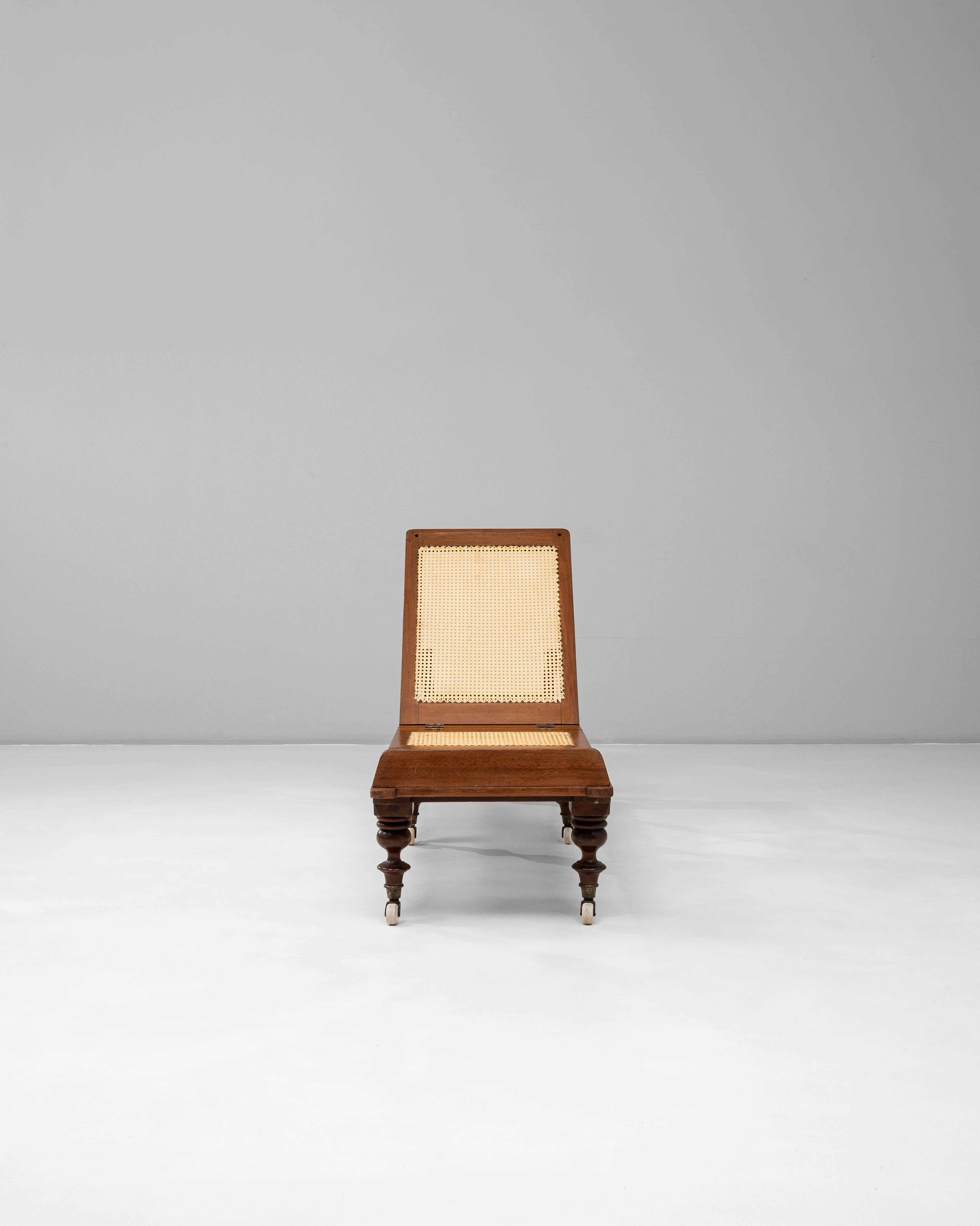 Este sofá cama plegable inglés victoriano de caoba de la década de 1900, obra de Robinson & Sons, muestra el ingenio y el refinamiento del diseño de muebles de finales del siglo XIX y principios del XX. Fabricado en rica caoba, el armazón presenta