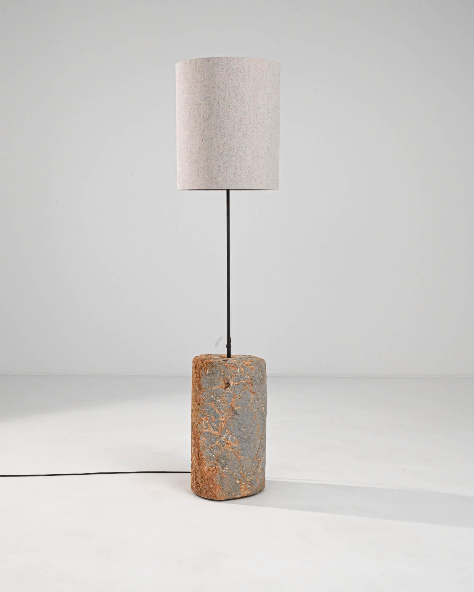 Beleuchten Sie Ihren Raum mit der zeitlosen Eleganz der 1900er European Marble & Metal Floor Lamp. Diese Stehlampe zelebriert den klassischen Stil und die Raffinesse und verfügt über einen Sockel aus echtem Marmor, dessen einzigartige Muster und