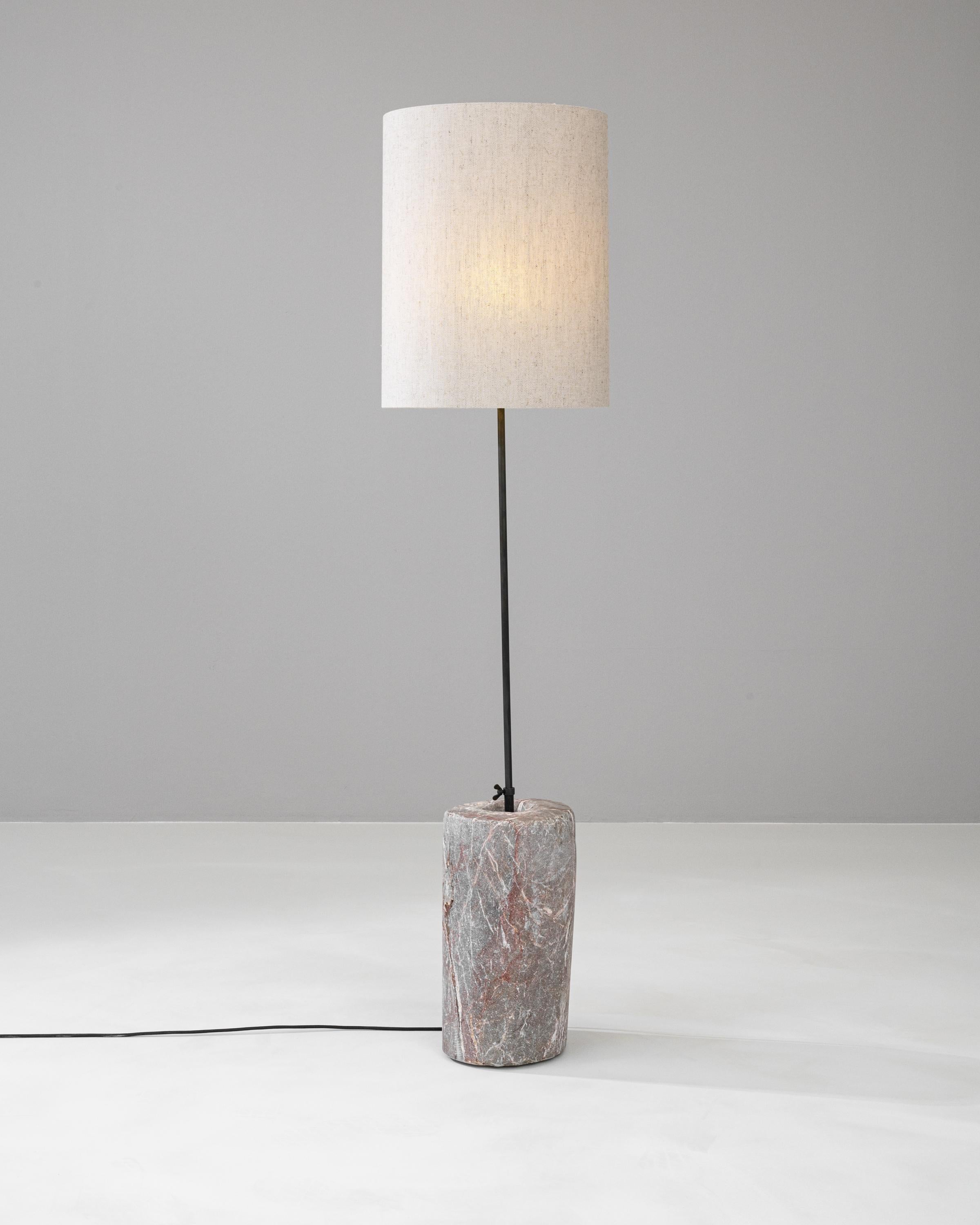 Beleuchten Sie Ihren Raum mit der zeitlosen Eleganz der 1900er European Marble & Metal Floor Lamp. Diese Stehlampe zelebriert den klassischen Stil und die Raffinesse und verfügt über einen Sockel aus echtem Marmor, dessen einzigartige Muster und