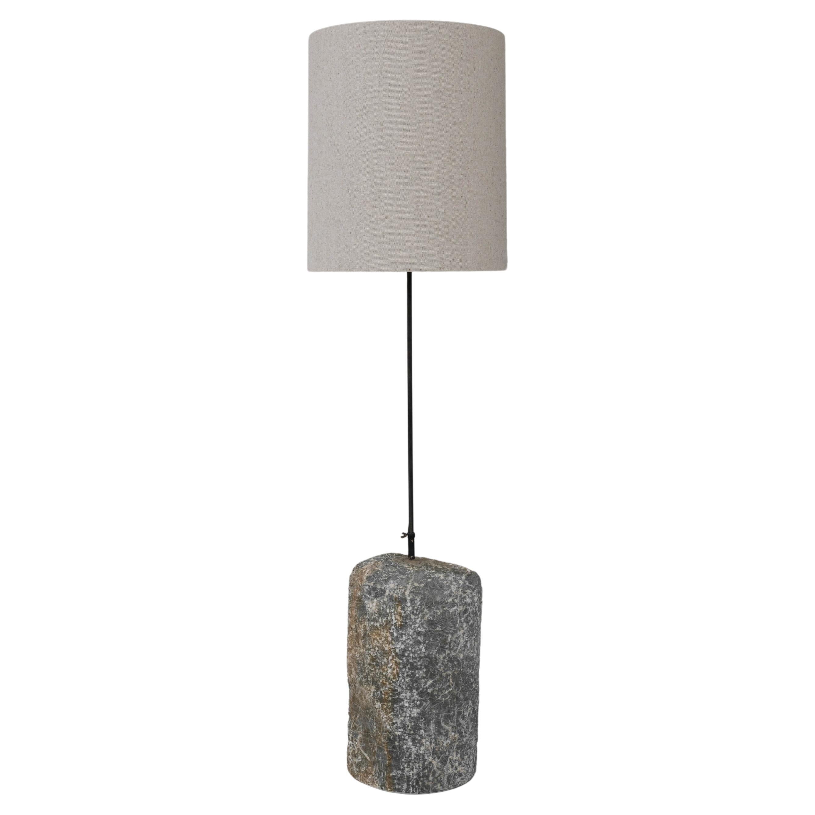 1900s Europäische Marmor & Metall Stehlampe im Angebot