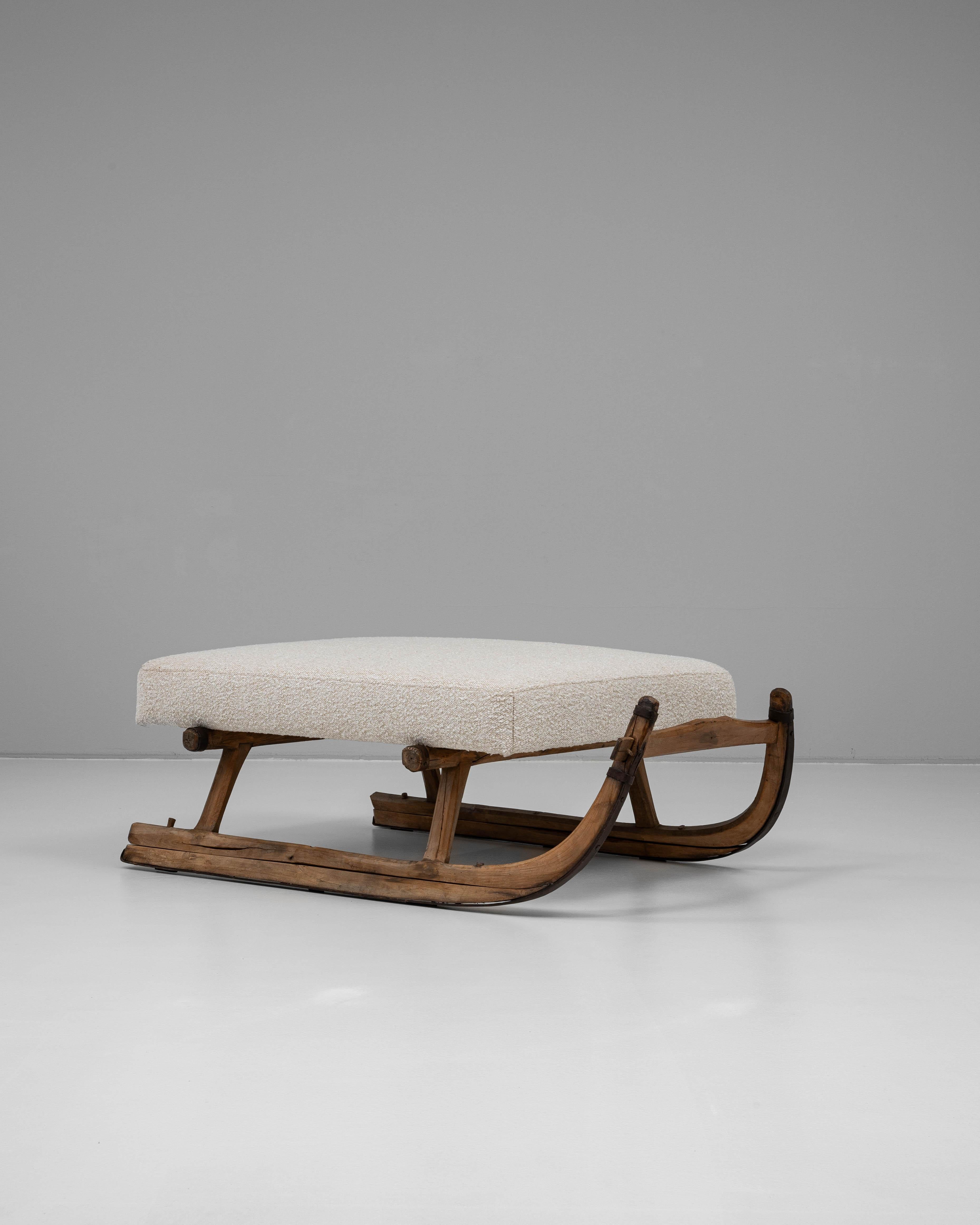 1900s European Wooden Bench With Upholstered Seat For Sale 1