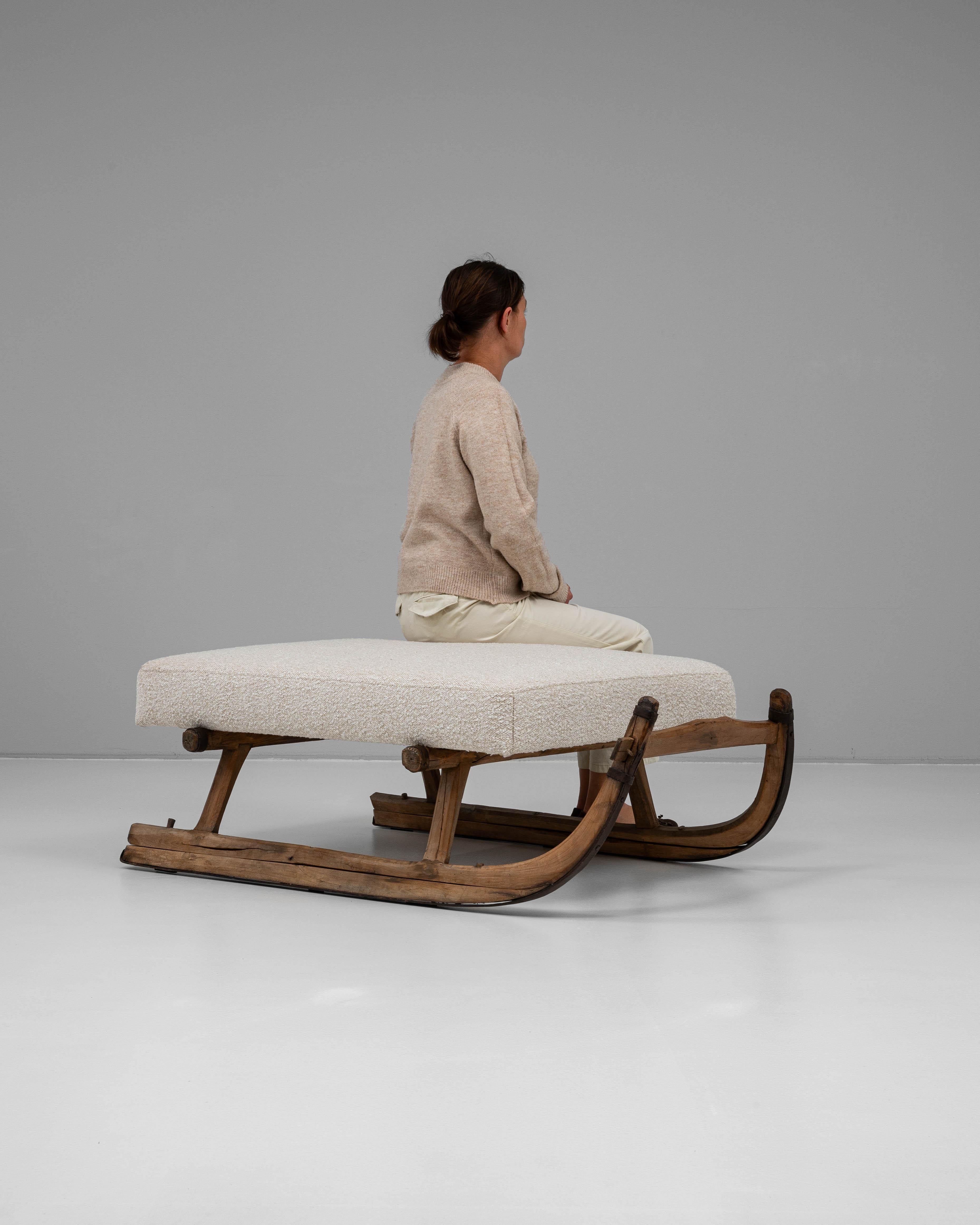 1900s European Wooden Bench With Upholstered Seat For Sale 2