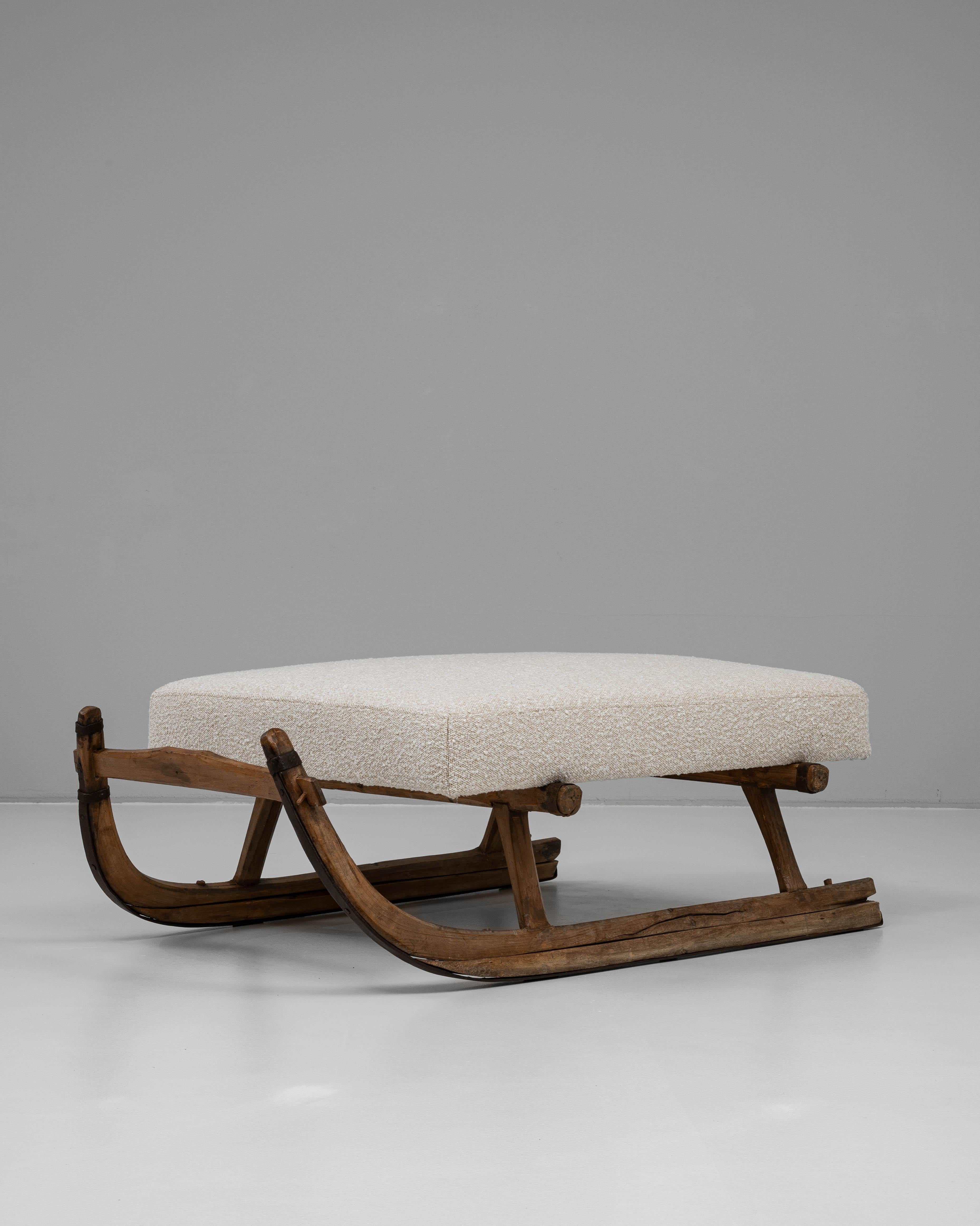 1900s European Wooden Bench With Upholstered Seat For Sale 3
