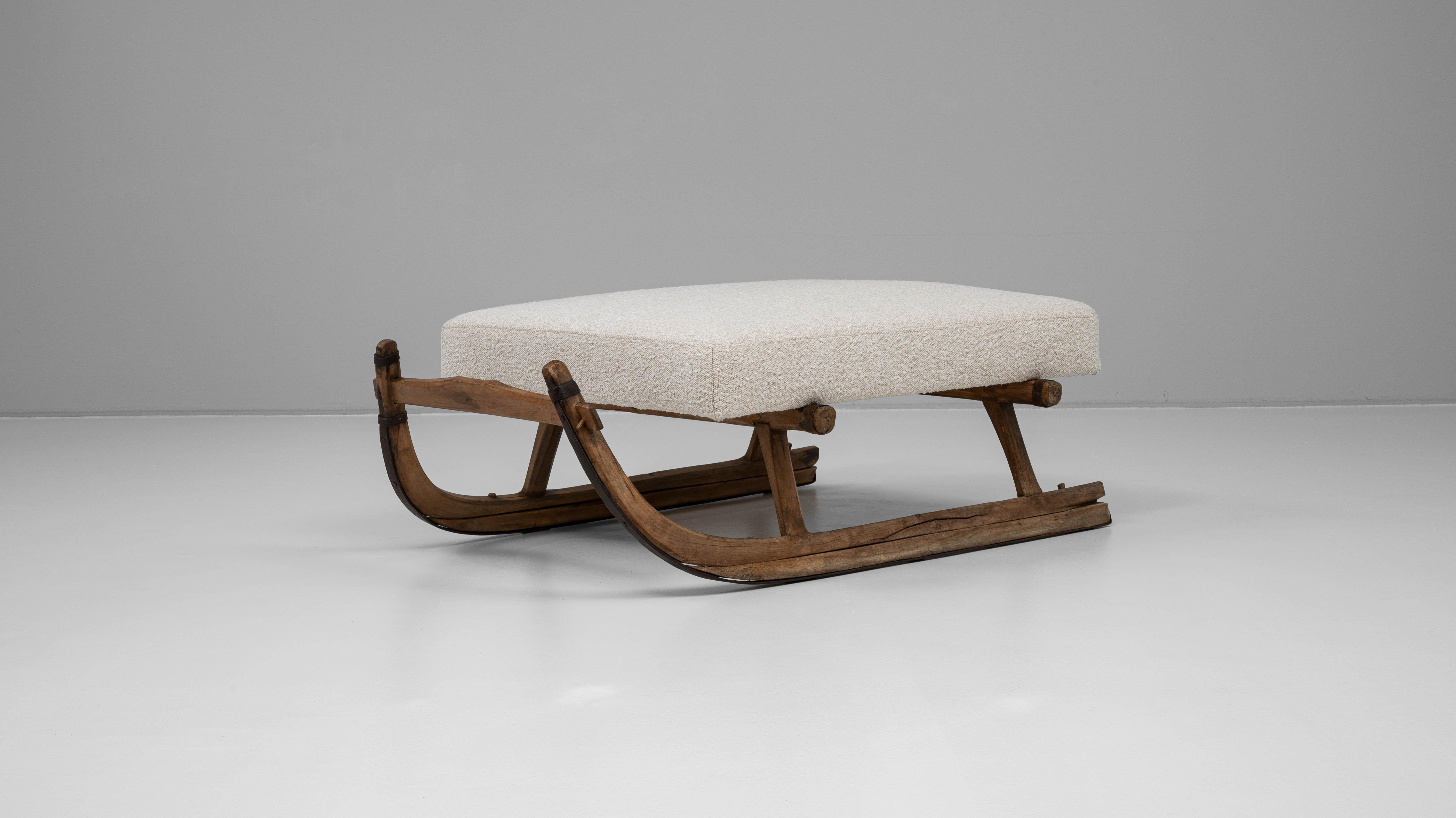 1900s European Wooden Bench With Upholstered Seat For Sale 4