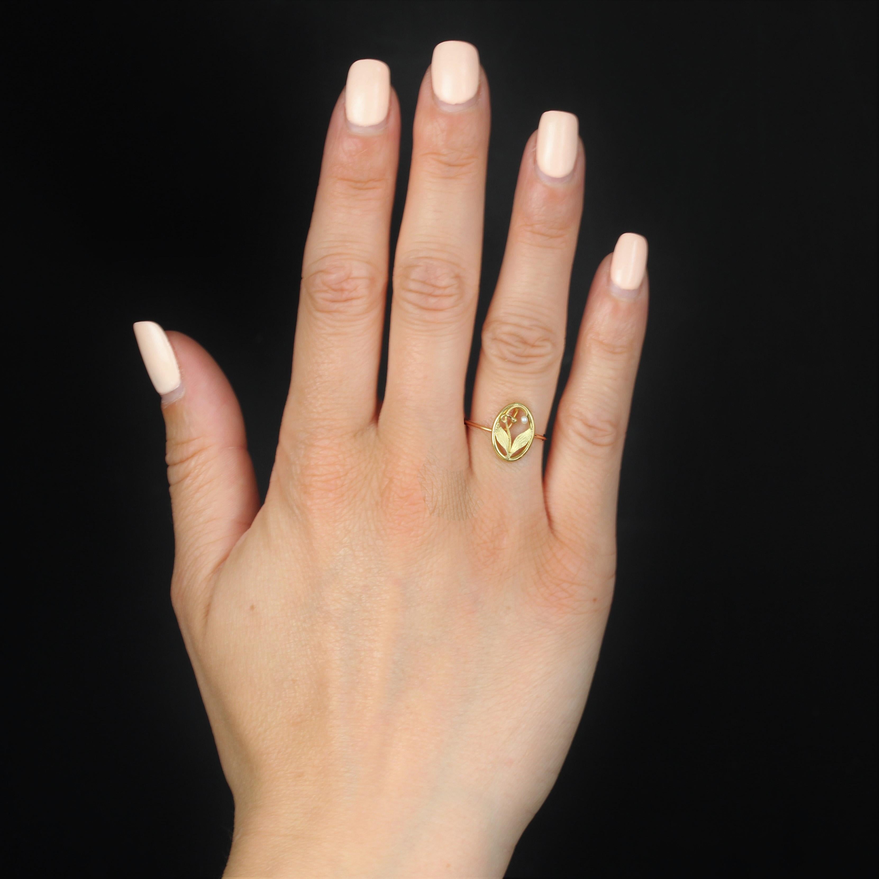 Ring in 18 karat yellow and rose gold.
Charming antique ring featuring a gold wire forming an openwork oval with a leaf motif, a gold pearl and a small fine pearl in the center. A ring of fine rose gold wire holds it together.
Height : 12.5 mm