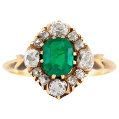 1900s Flower with Center Emerald and Diamonds Ring