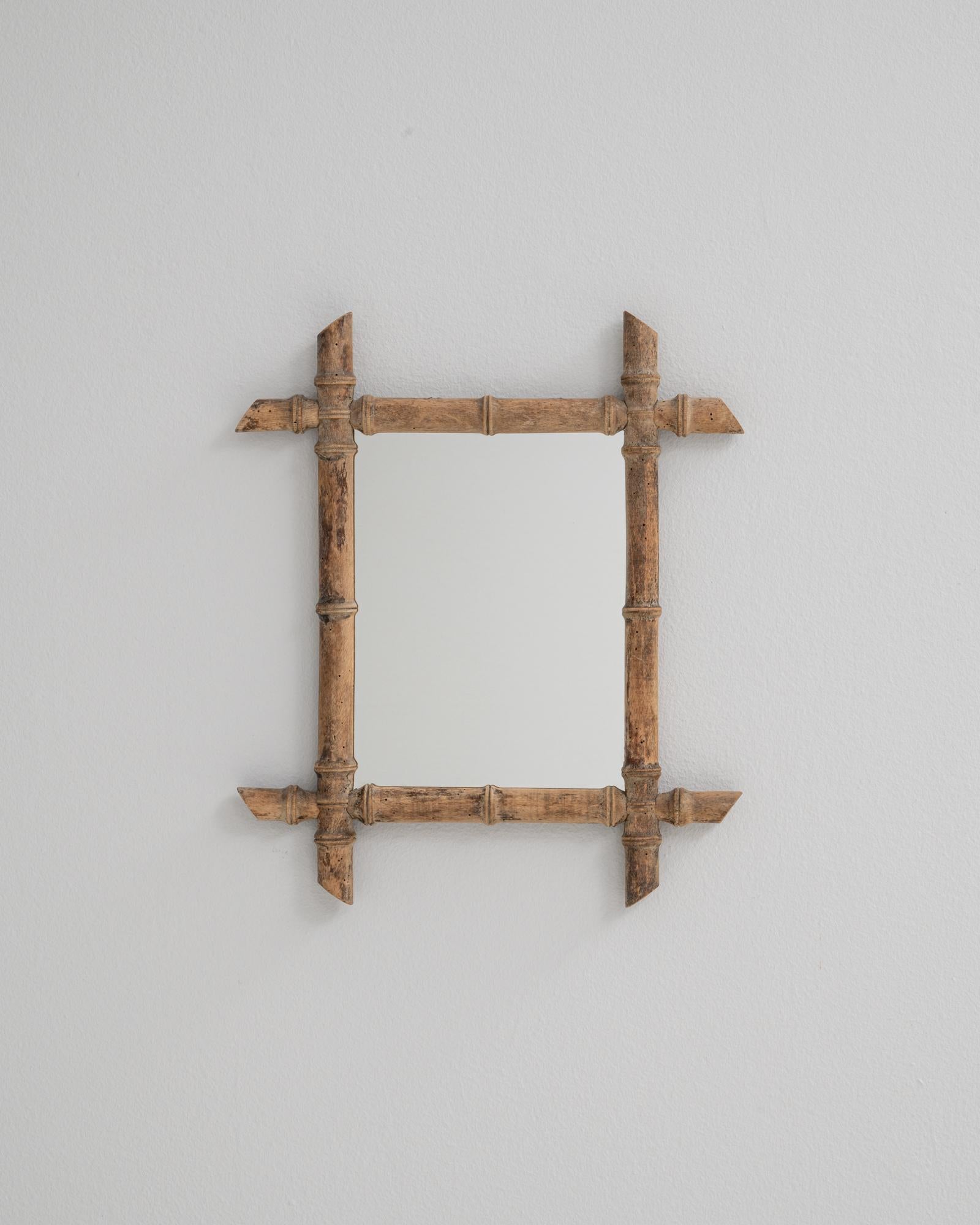 Este espejo francés de principios del siglo XX capta el atractivo intemporal de la artesanía del falso bambú, un estilo célebre por su mezcla de encanto rústico y refinada elegancia. Tallado a mano en madera para imitar la textura natural del bambú,