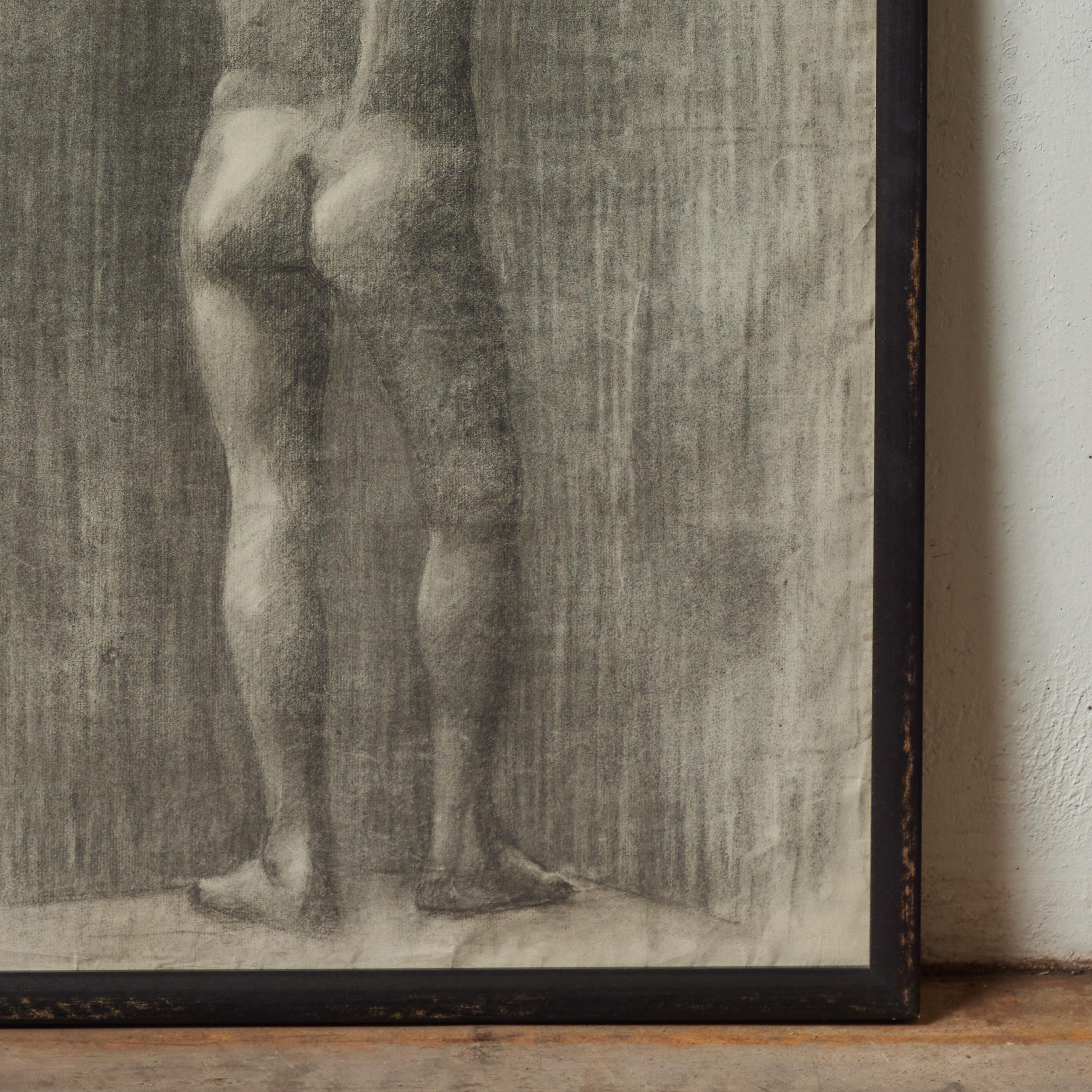 Französische akademische Kohlezeichnung der Jahrhundertwende mit einer stehenden nackten Figur, von hinten gesehen. Als ob sie die Haltung des Betrachters oder des Künstlers widerspiegeln würde, scheint die Figur in einer inneren Welt der