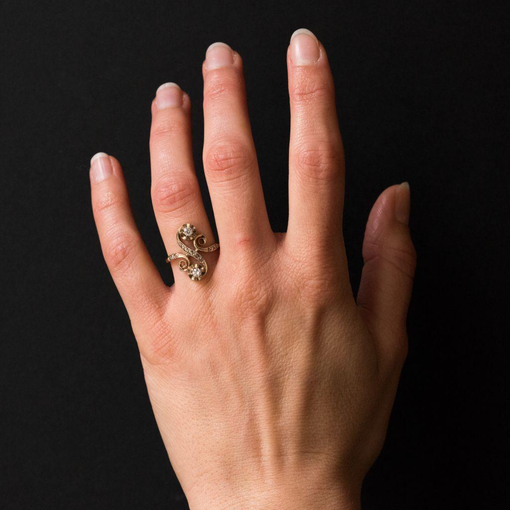 Ring in 18 carat yellow and white gold, eagle head hallmark. 
This stupendous antique ring is claw set with 2 brilliant cut diamonds on a chiselled letter ‘S’ form that is set with small rose cut diamonds. 
Total weight of the 2 main diamonds :
