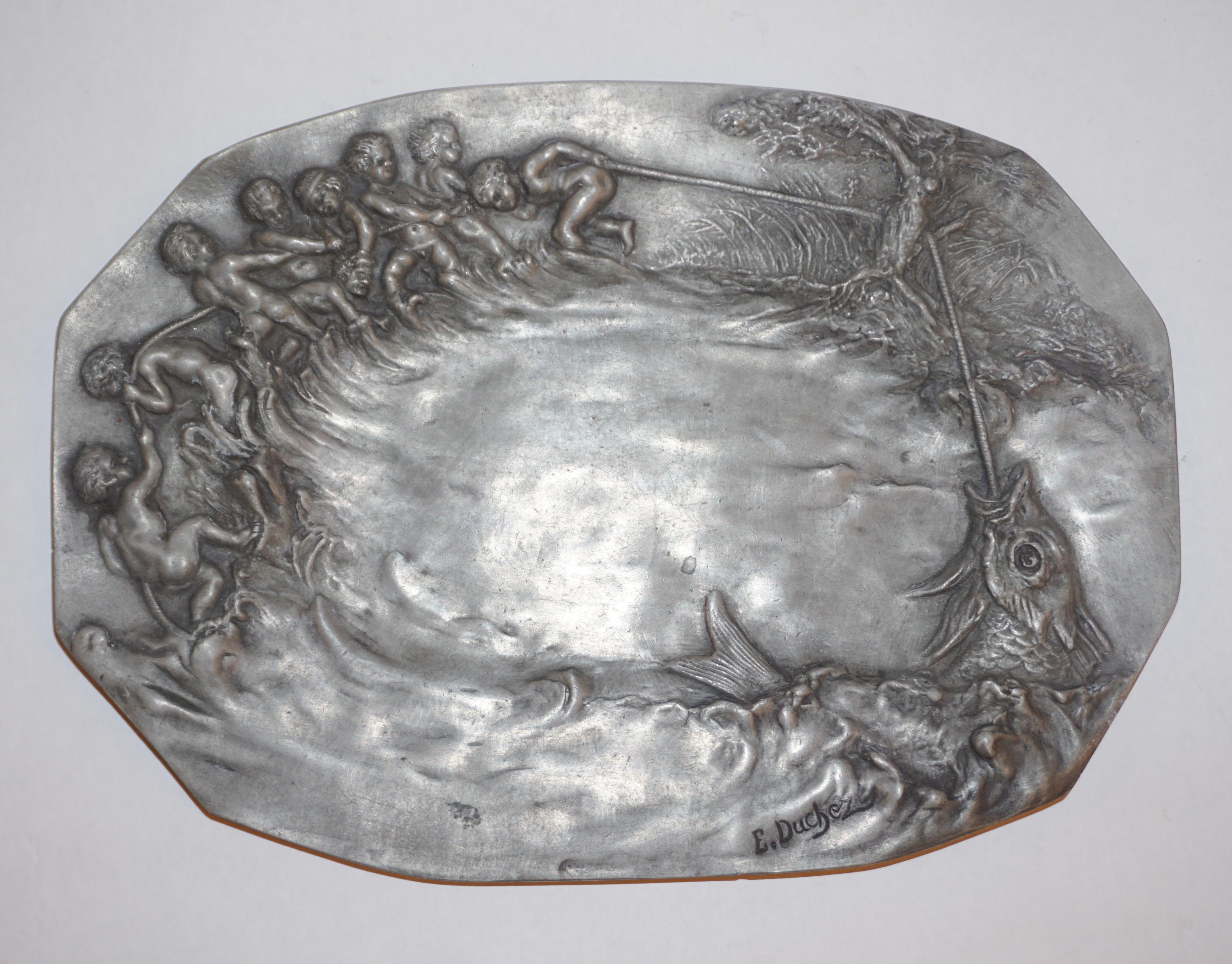 1900s French Art Nouveau Sculpted Pewter Dish with Fishing Putti in Relief For Sale 5