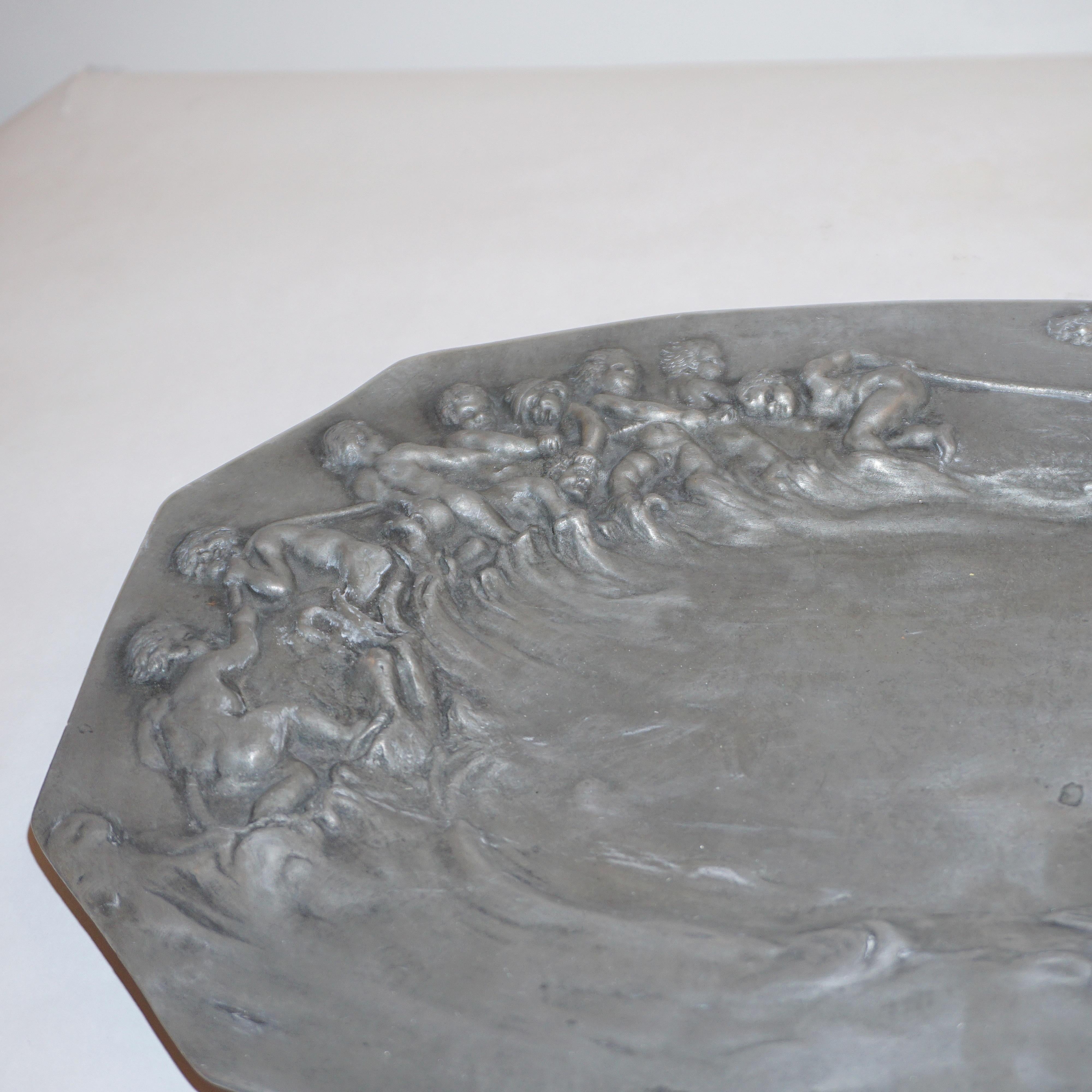 1900s French Art Nouveau Sculpted Pewter Dish with Fishing Putti in Relief For Sale 2