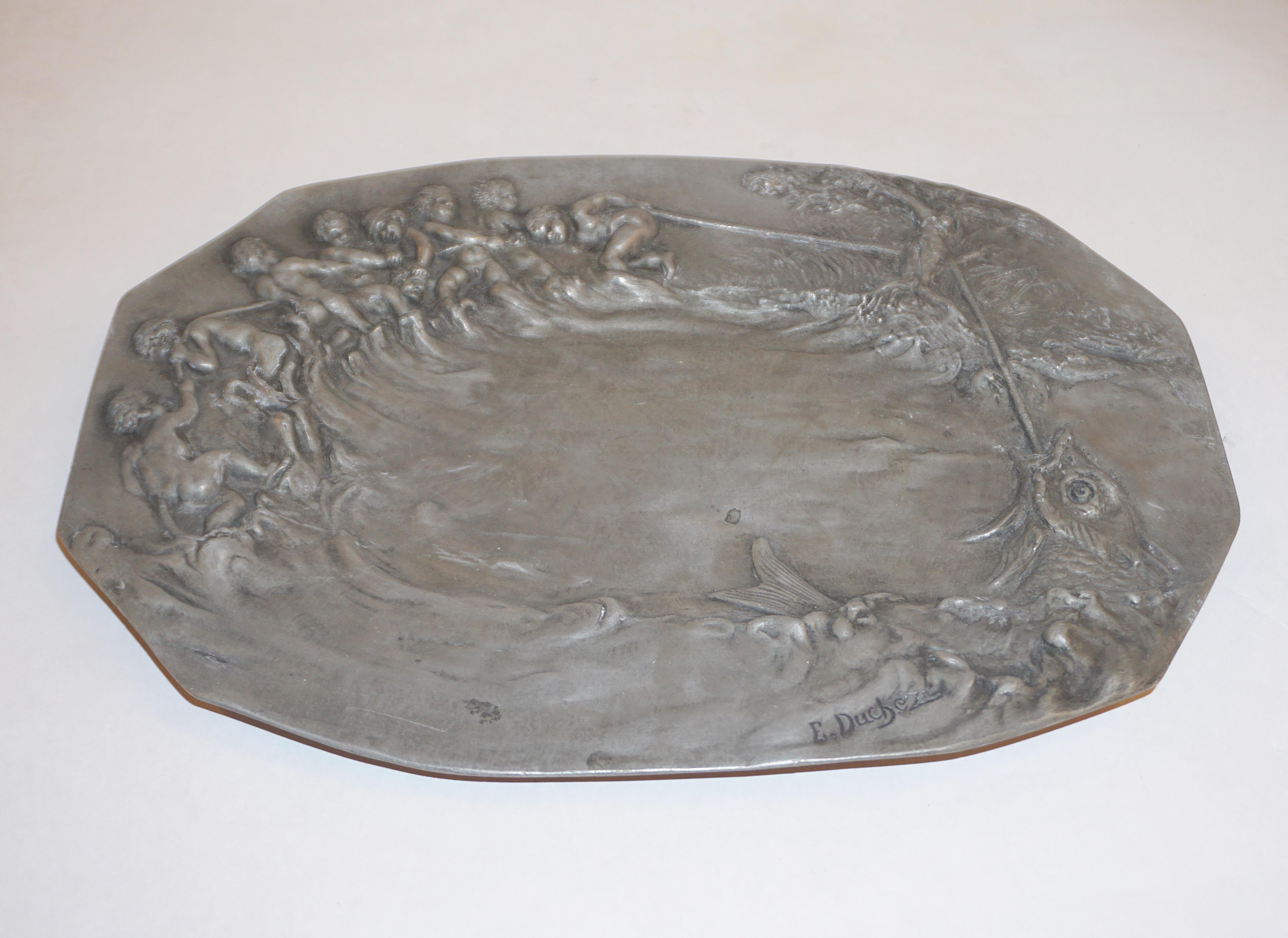 1900s French Art Nouveau Sculpted Pewter Dish with Fishing Putti in Relief For Sale 3