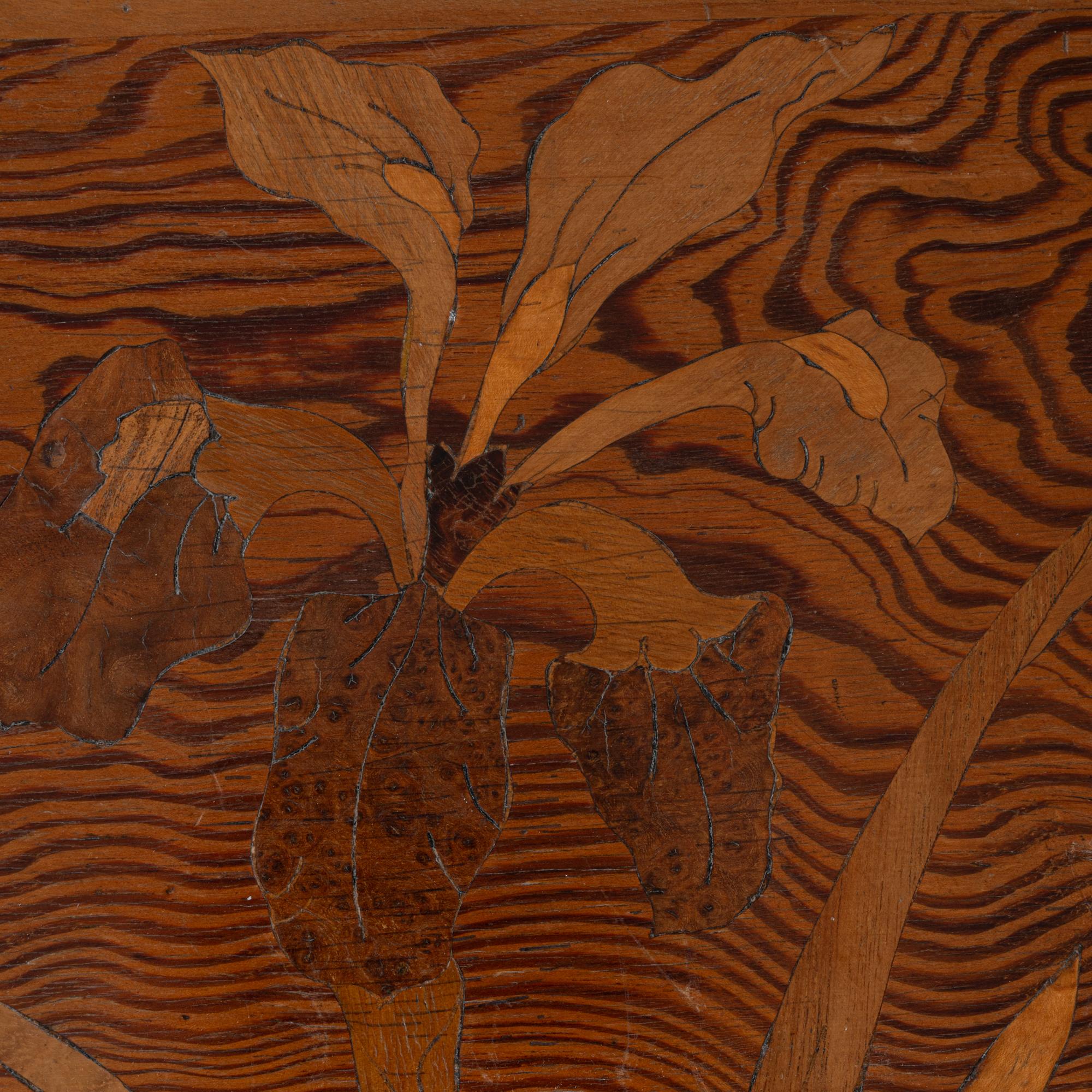 Table d'appoint en bois Art Nouveau 1900 avec plateau floral en vente 4