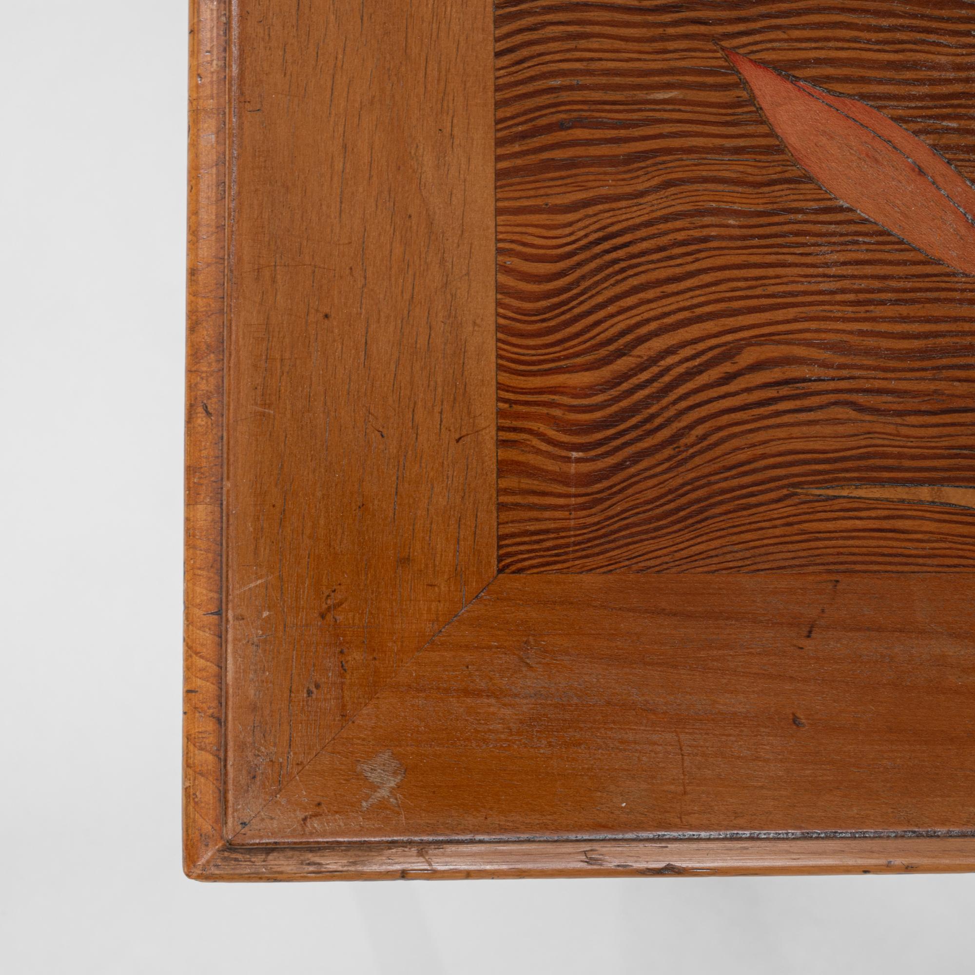 Table d'appoint en bois Art Nouveau 1900 avec plateau floral en vente 5