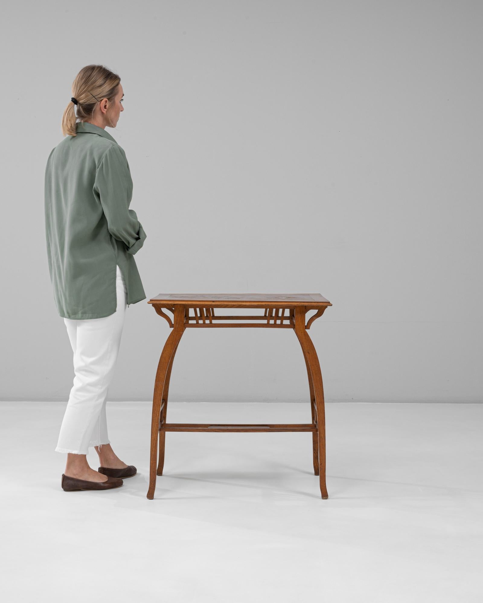 Art nouveau Table d'appoint en bois Art Nouveau 1900 avec plateau floral en vente