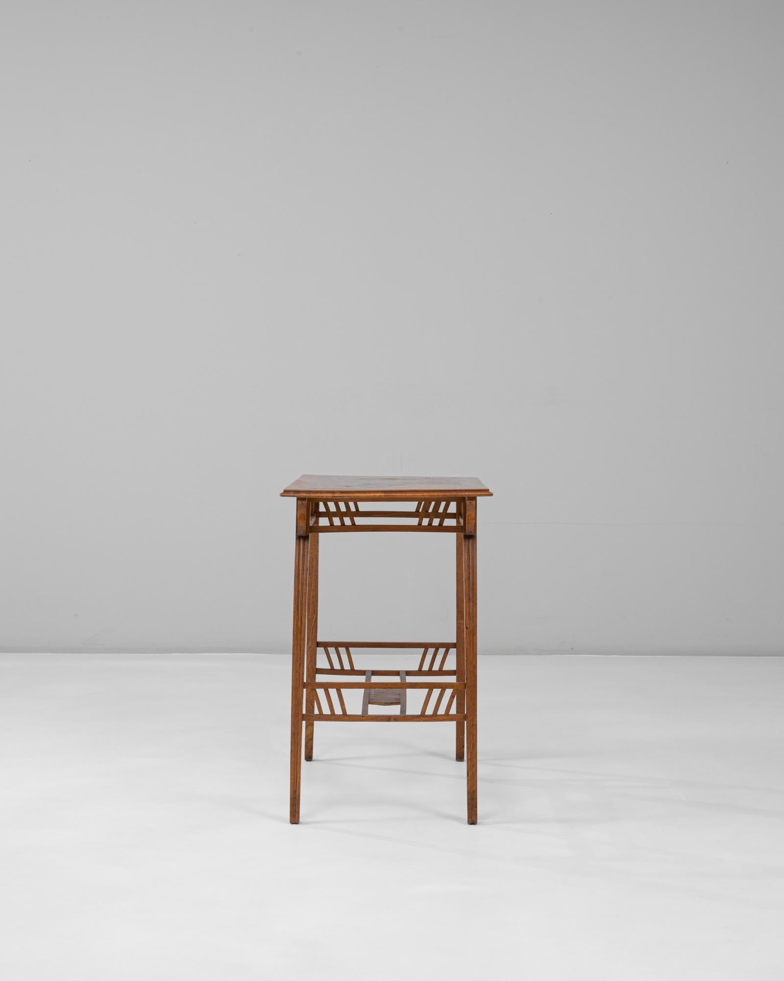 Français Table d'appoint en bois Art Nouveau 1900 avec plateau floral en vente