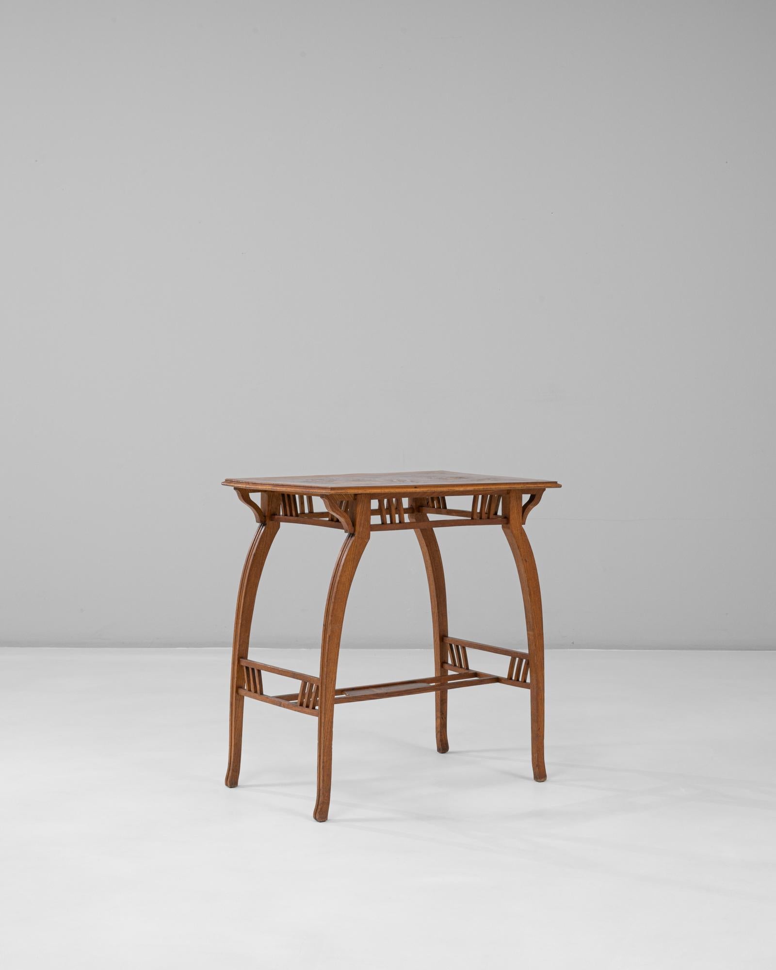 Table d'appoint en bois Art Nouveau 1900 avec plateau floral Bon état - En vente à High Point, NC