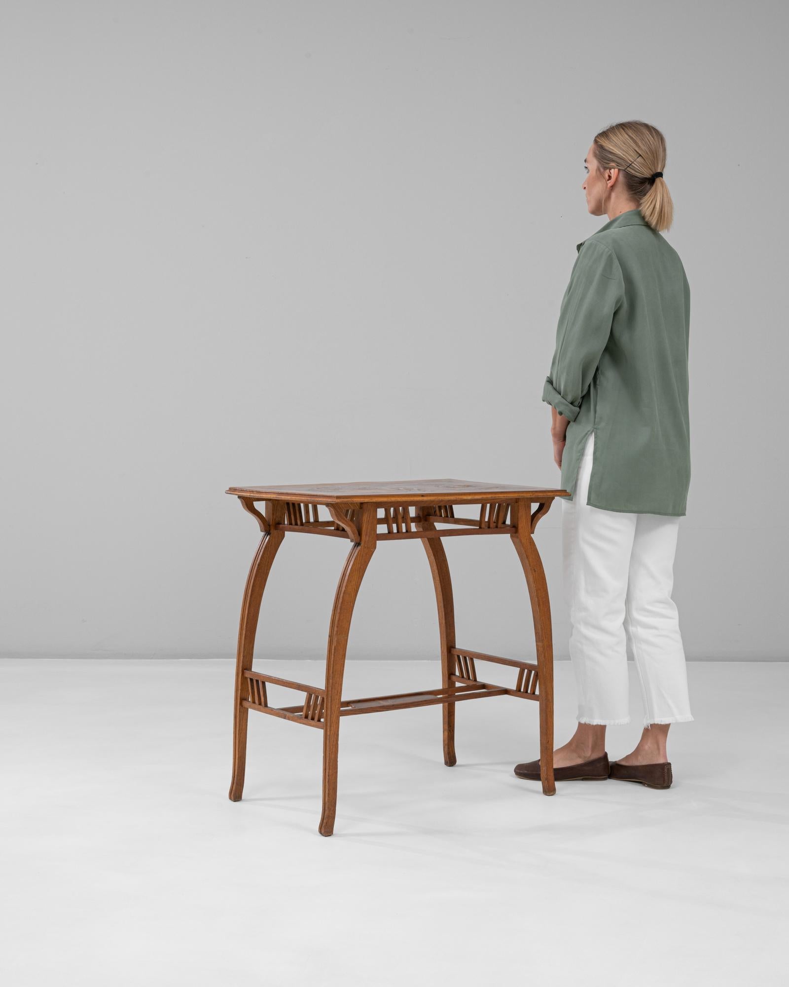 20ième siècle Table d'appoint en bois Art Nouveau 1900 avec plateau floral en vente