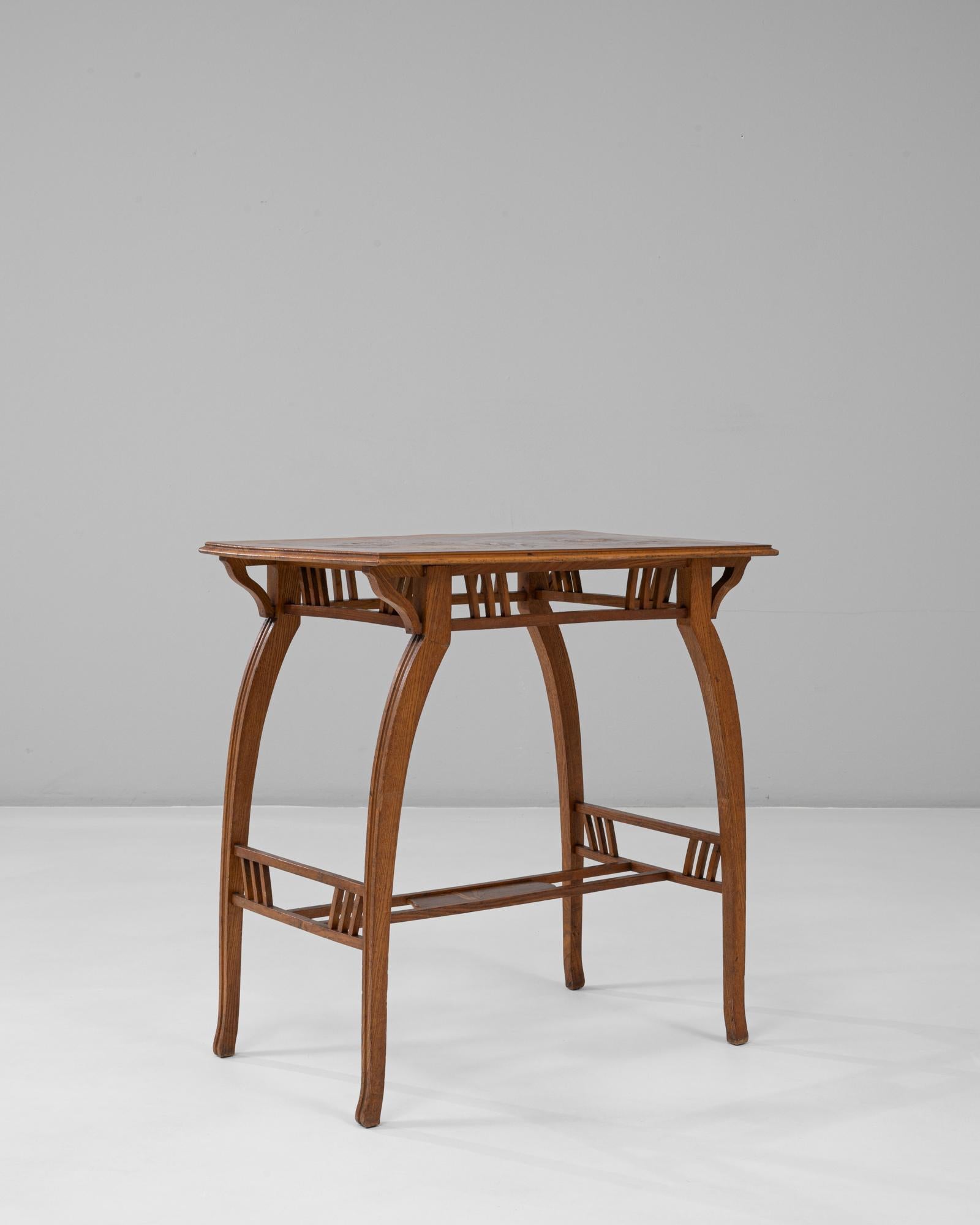 Bois Table d'appoint en bois Art Nouveau 1900 avec plateau floral en vente