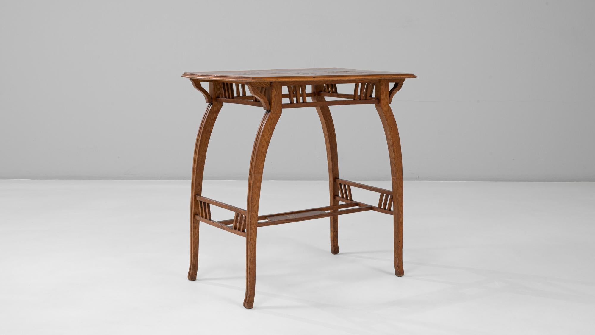 Table d'appoint en bois Art Nouveau 1900 avec plateau floral en vente 1