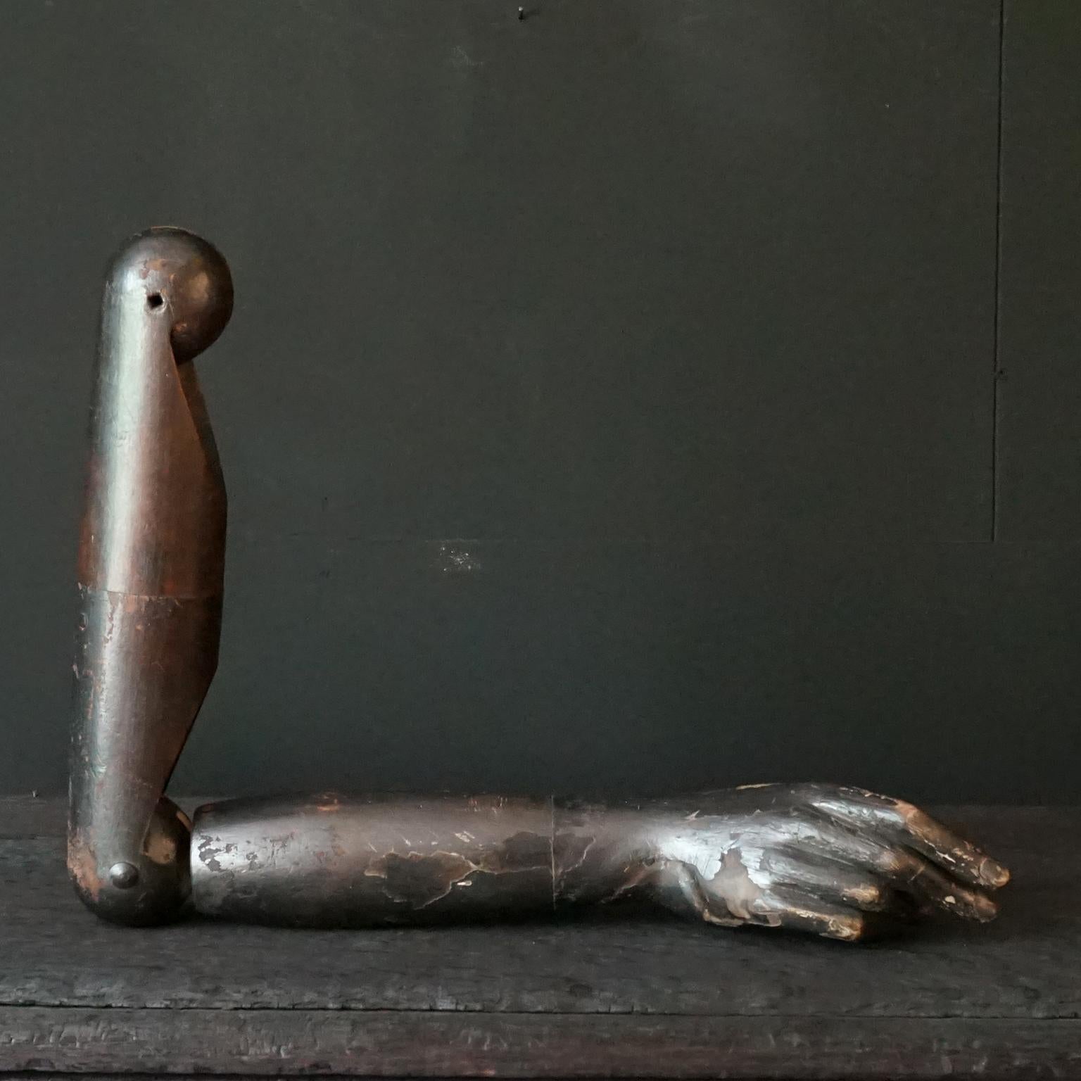 Very pretty and decorative early 20th century French articulated life-size mannequin's arm in dark brown painted and plastered heavy solid wood.
To lay or hang and use for extraordinary decoration purpose.

I have this thing with hands,
