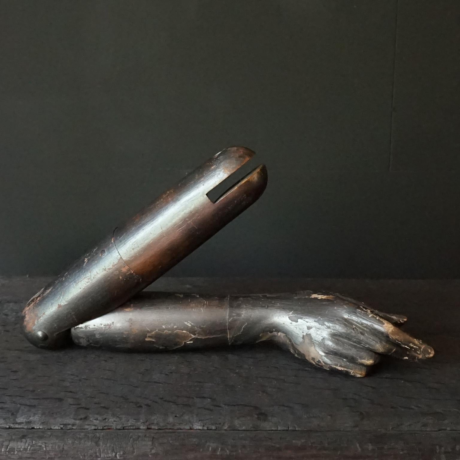 1900s French Articulated Life-Size Mannequin's Arm in Painted and Plastered Wood In Good Condition For Sale In Haarlem, NL