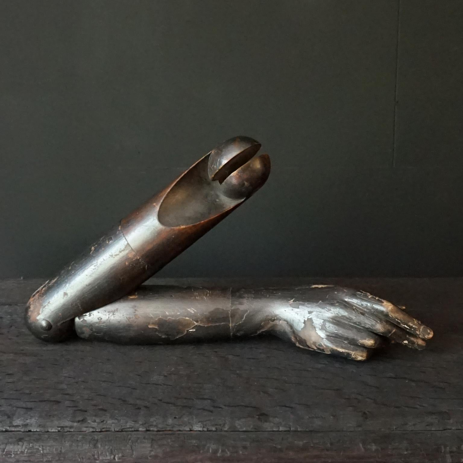 1900s French Articulated Life-Size Mannequin's Arm in Painted and Plastered Wood For Sale 1