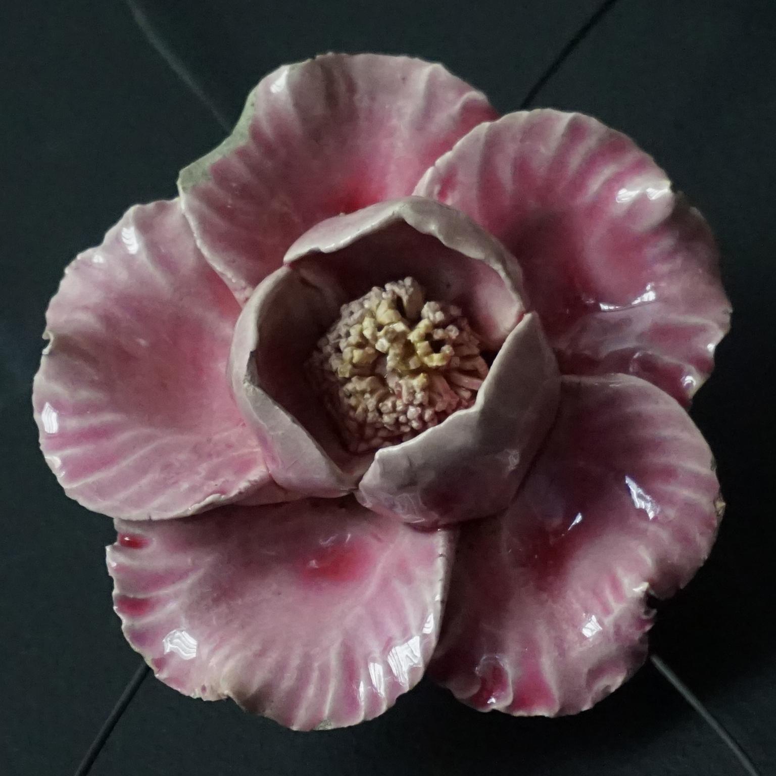 1900er Jahre Französisch Barbotine Majolika Trauerblumen, Rose Veilchen Pfingstrose Nelke  im Angebot 4