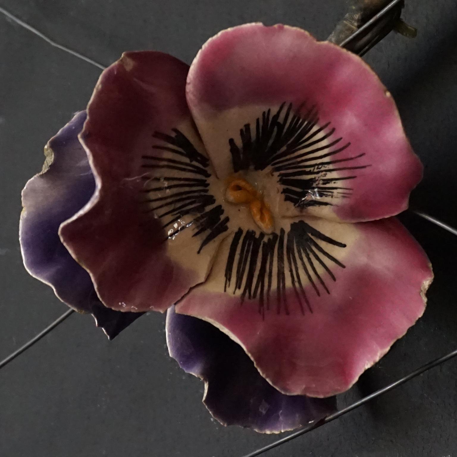 1900er Jahre Französisch Barbotine Majolika Trauerblumen, Rose Veilchen Pfingstrose Nelke  im Angebot 6