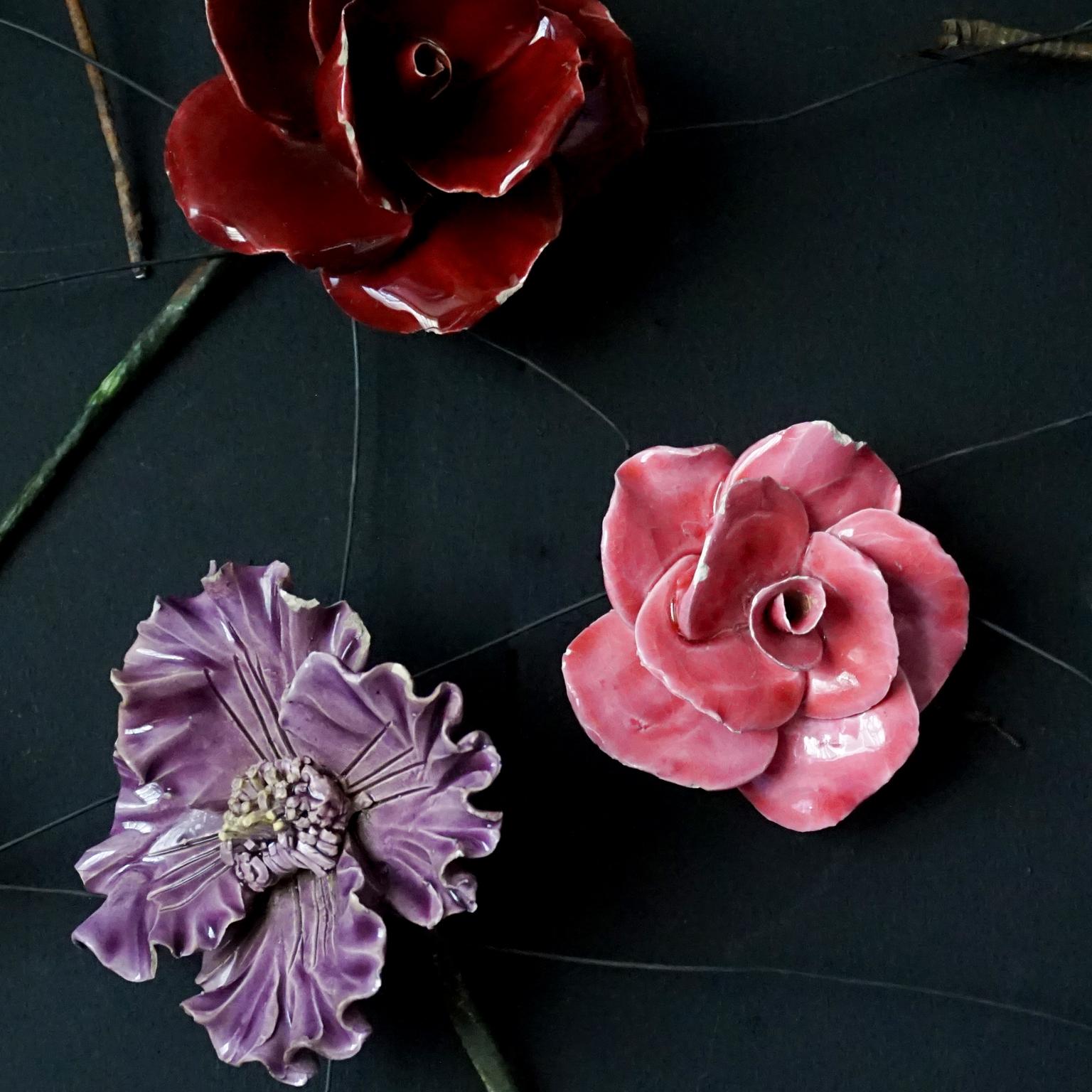 1900er Jahre Französisch Barbotine Majolika Trauerblumen, Rose Veilchen Pfingstrose Nelke  im Angebot 7